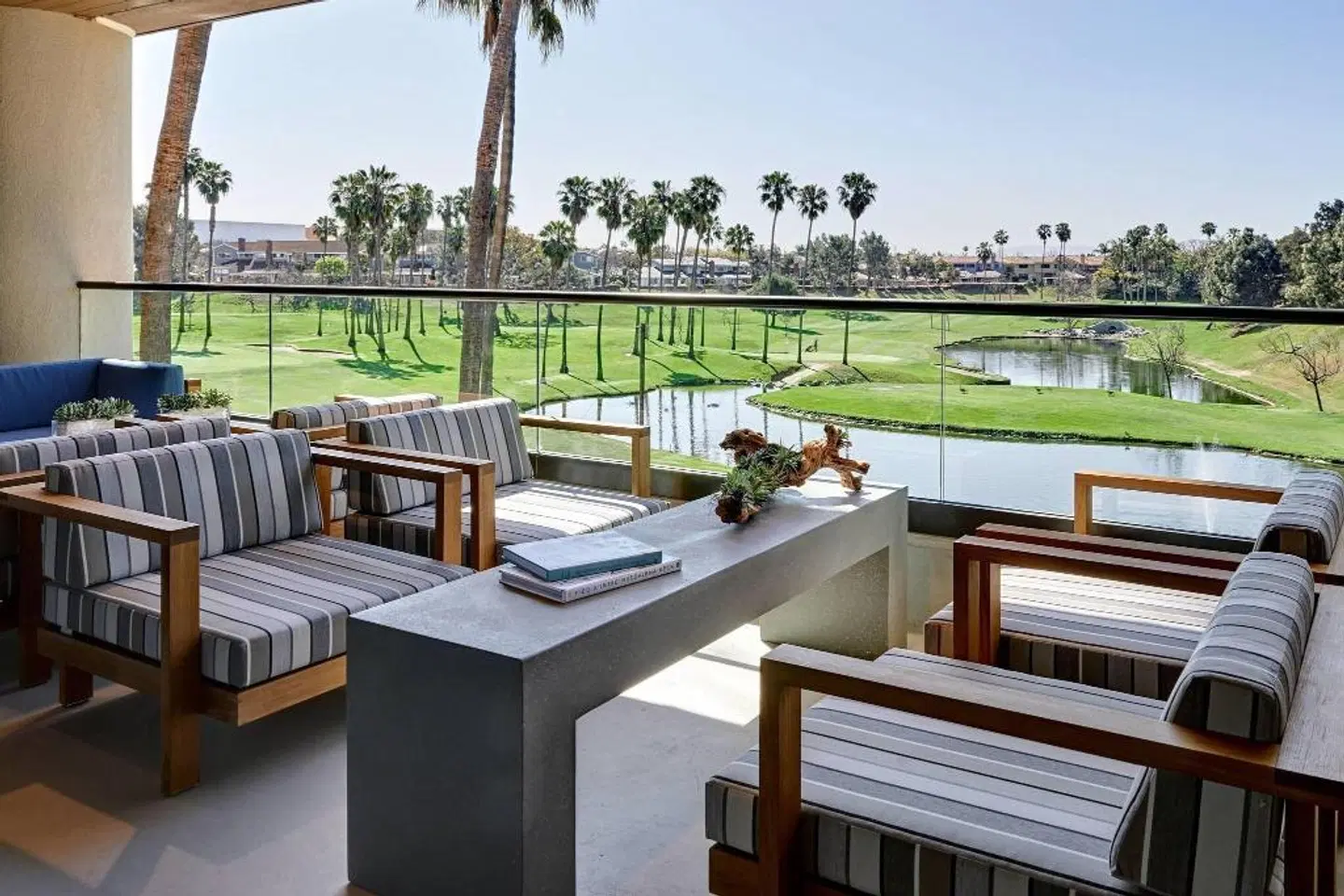 westdrift Manhattan Beach, Autograph Collection Terrasse