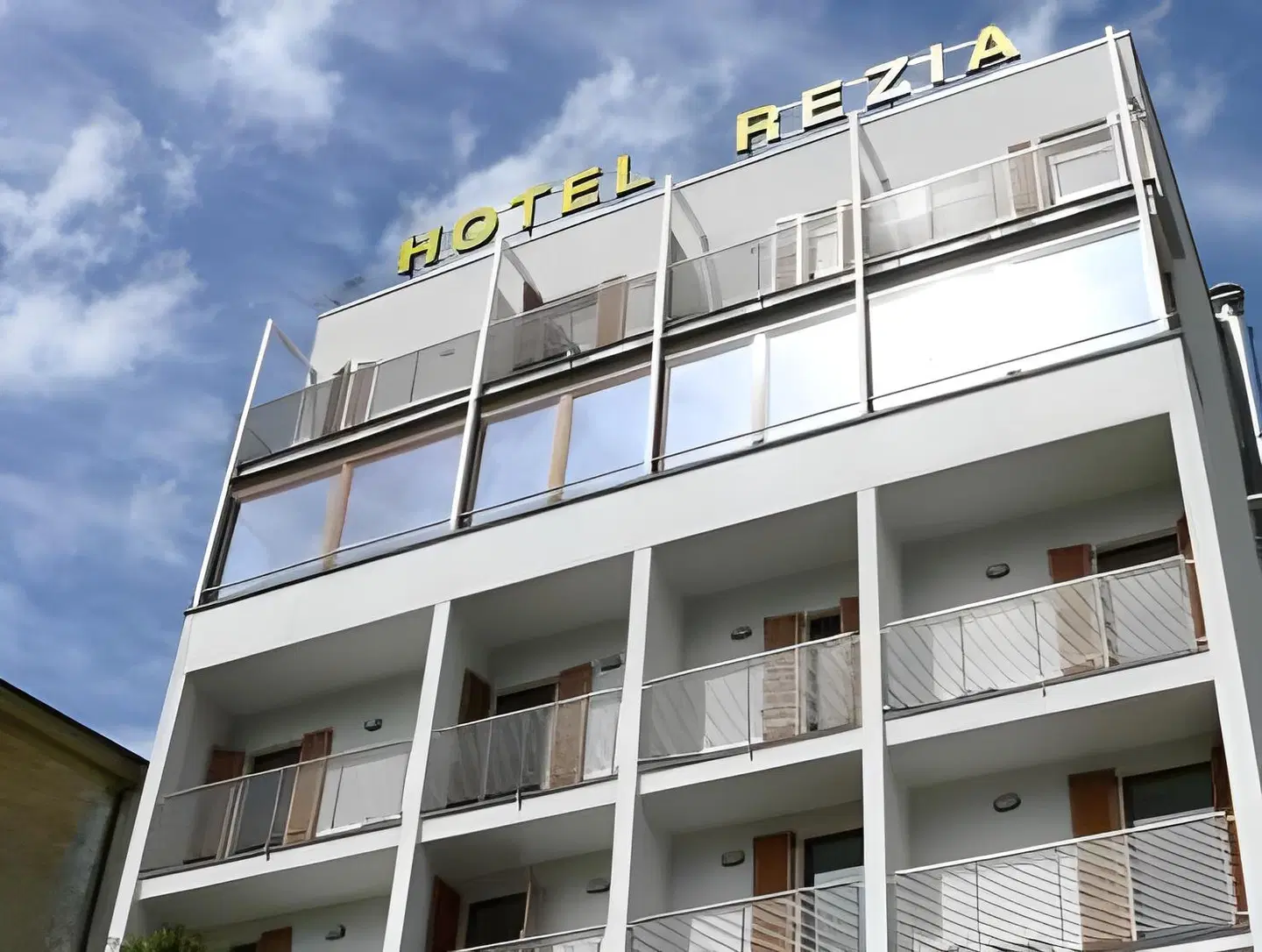 Rezia EXTERIOR