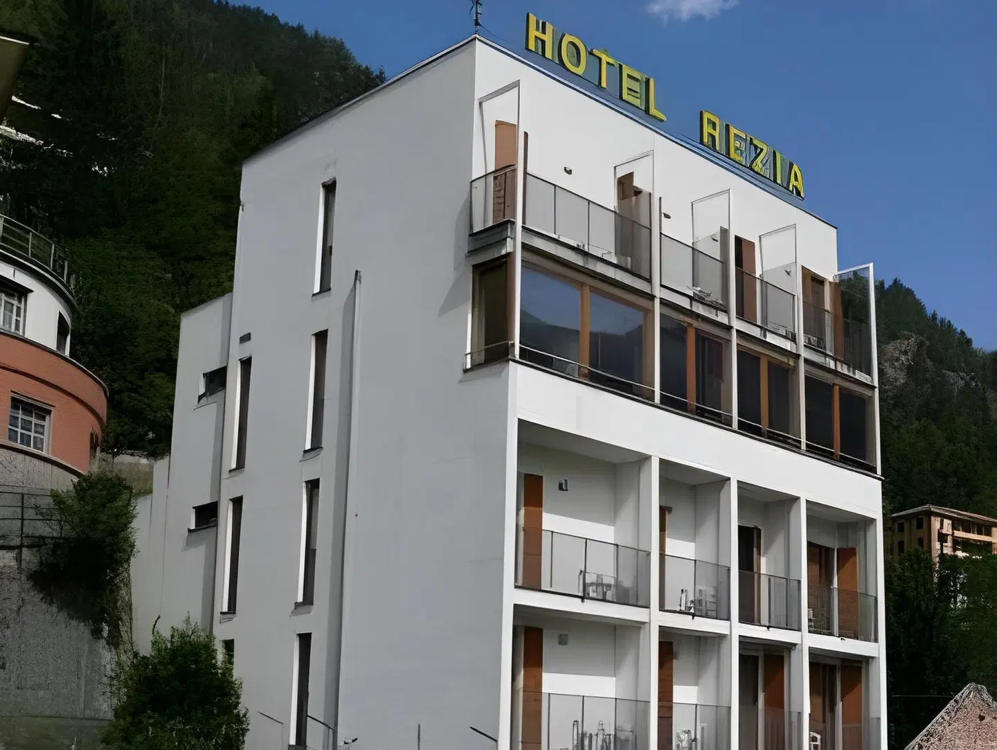 Rezia EXTERIOR