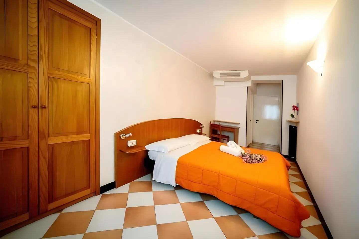 Montecodeno ROOM_EXAMPLE