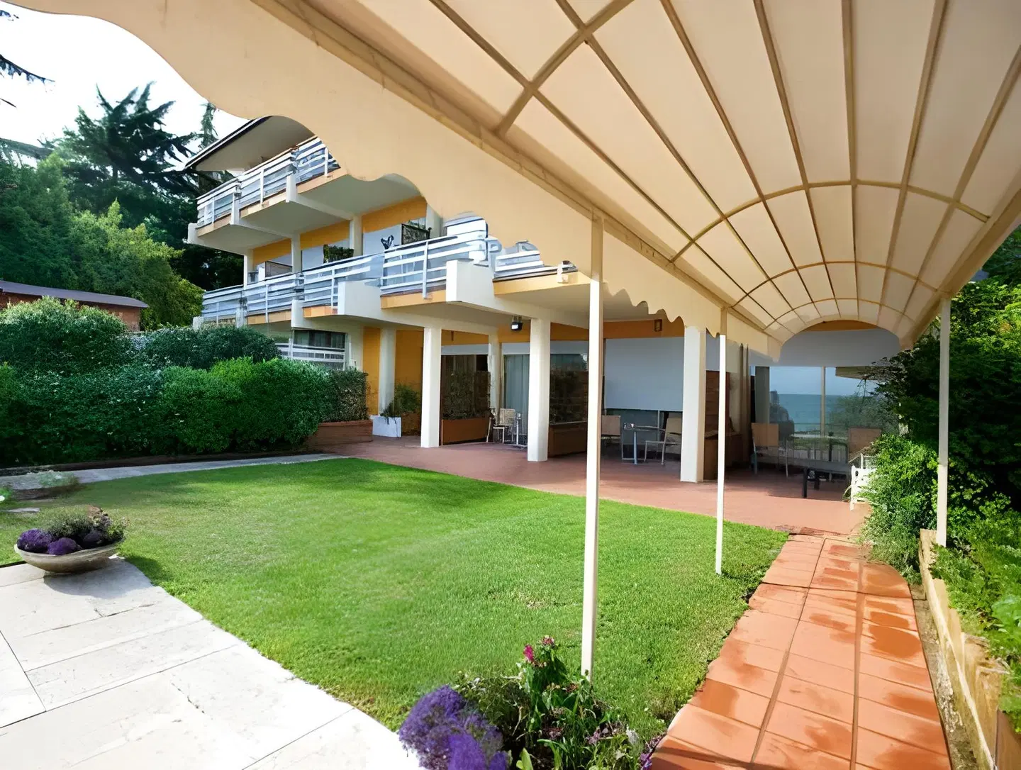 Lido International EXTERIOR