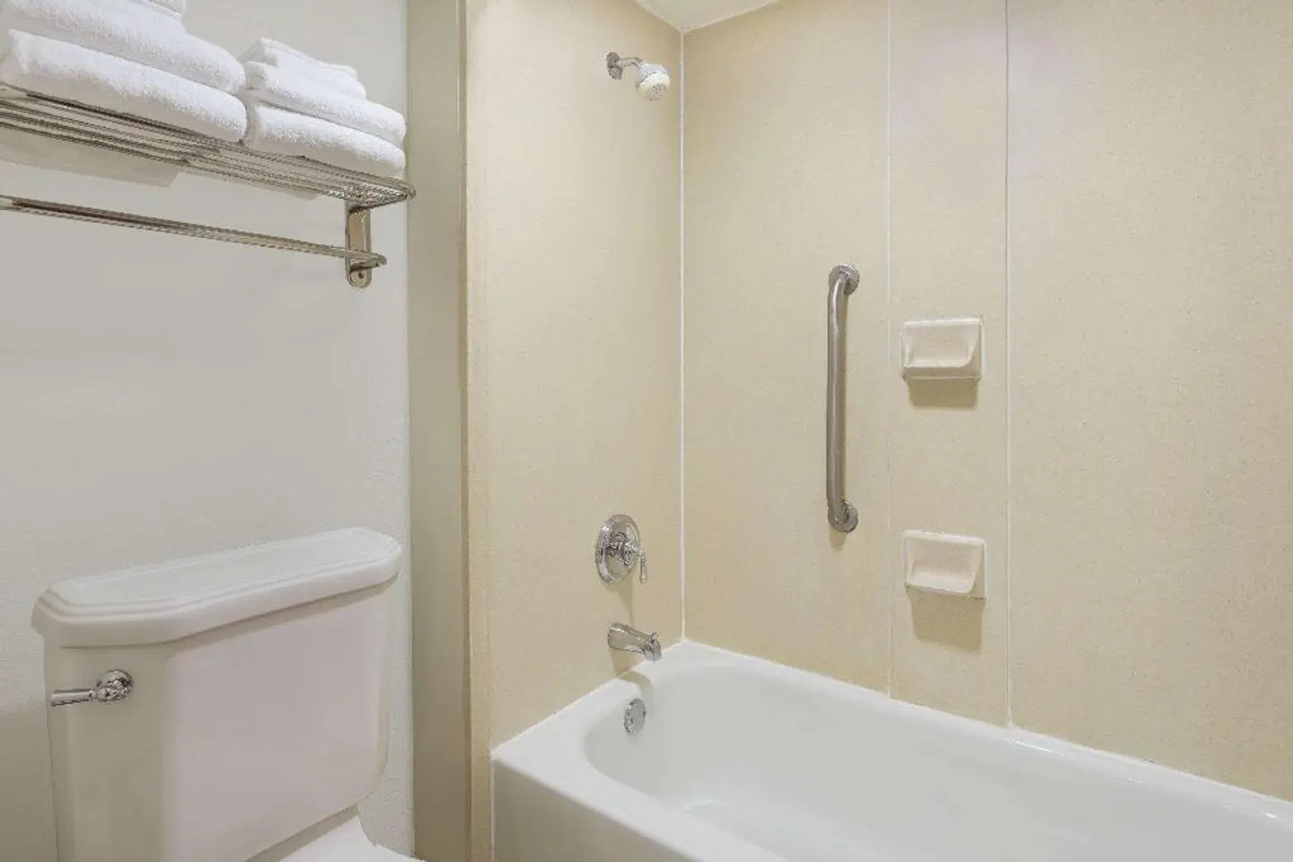 Baymont by Wyndham Orangeburg North Badezimmer