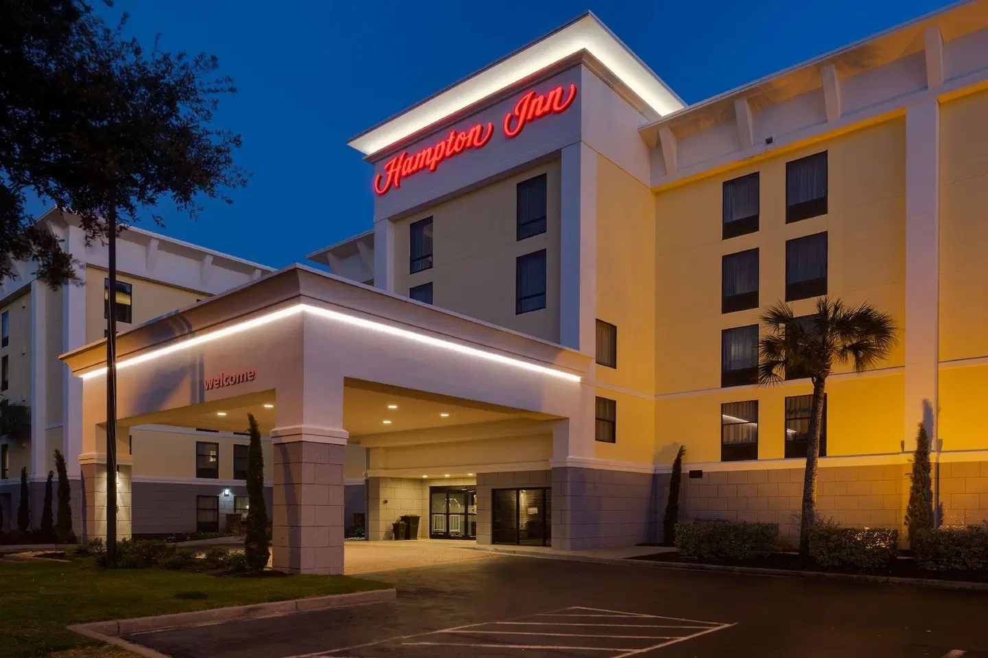 Hampton Inn Harbourgate EXTERIOR