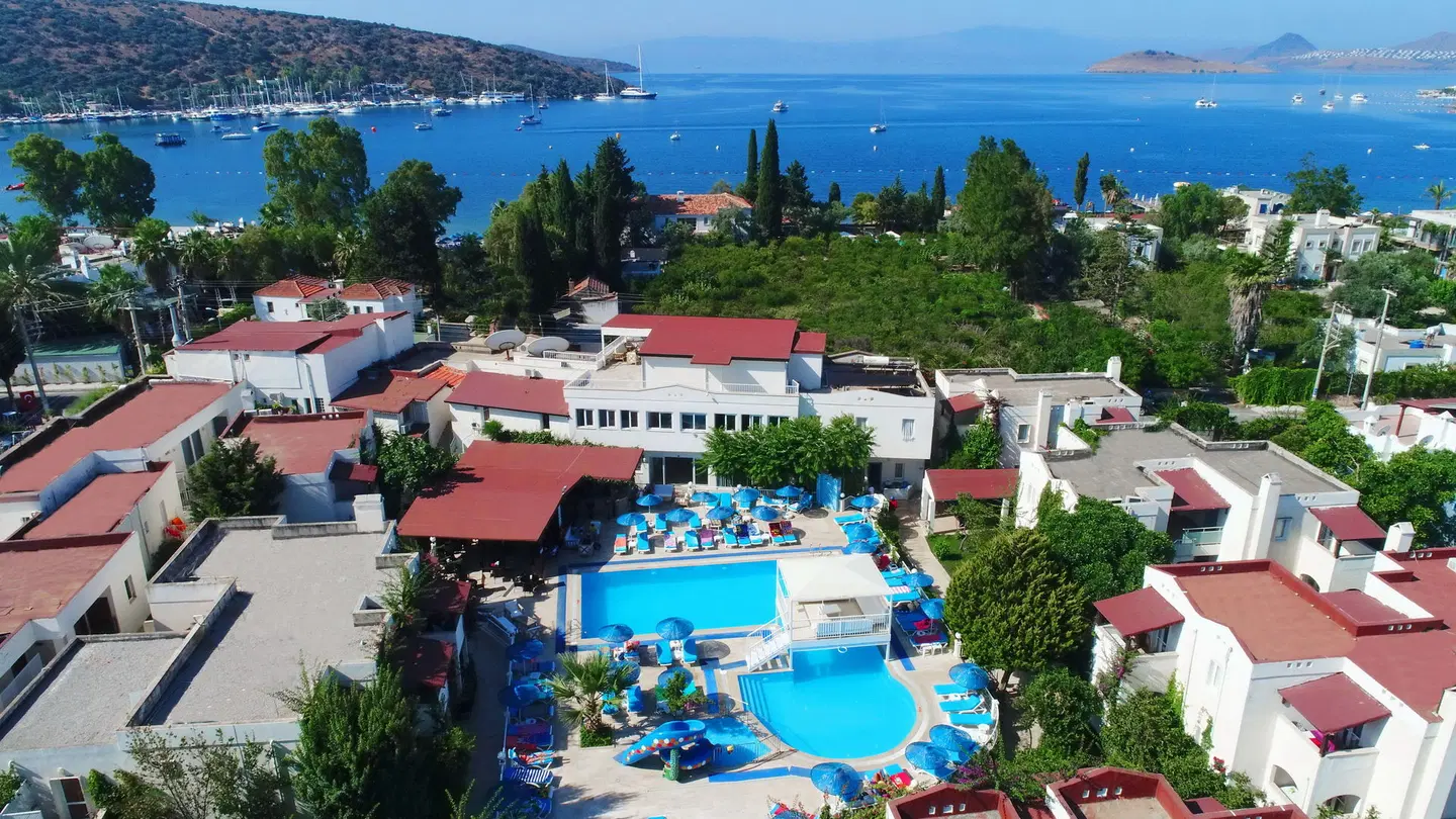 Summer Garden Suites and Beach Hotel OUTDOOR_POOL