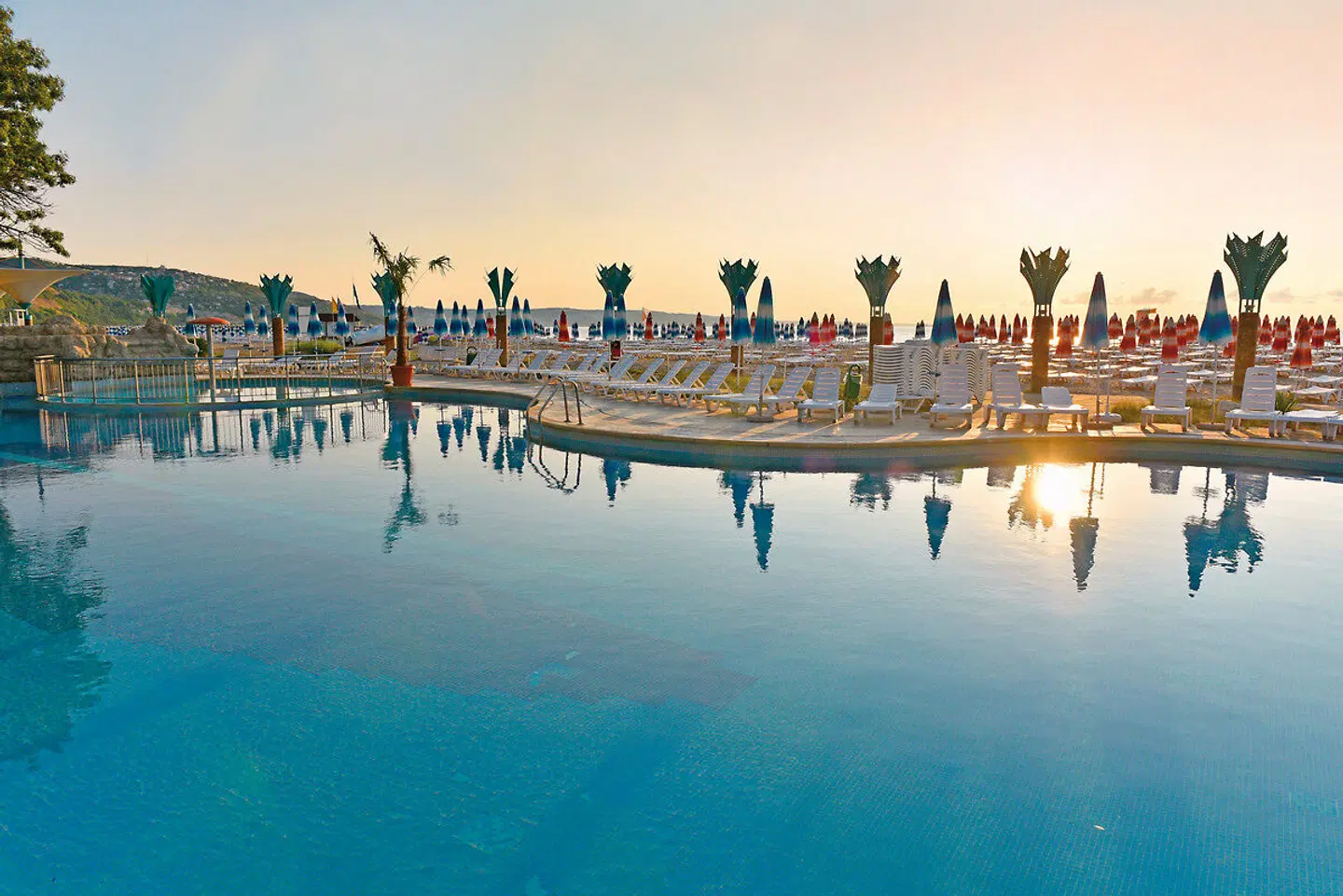 Nona OUTDOOR_POOL