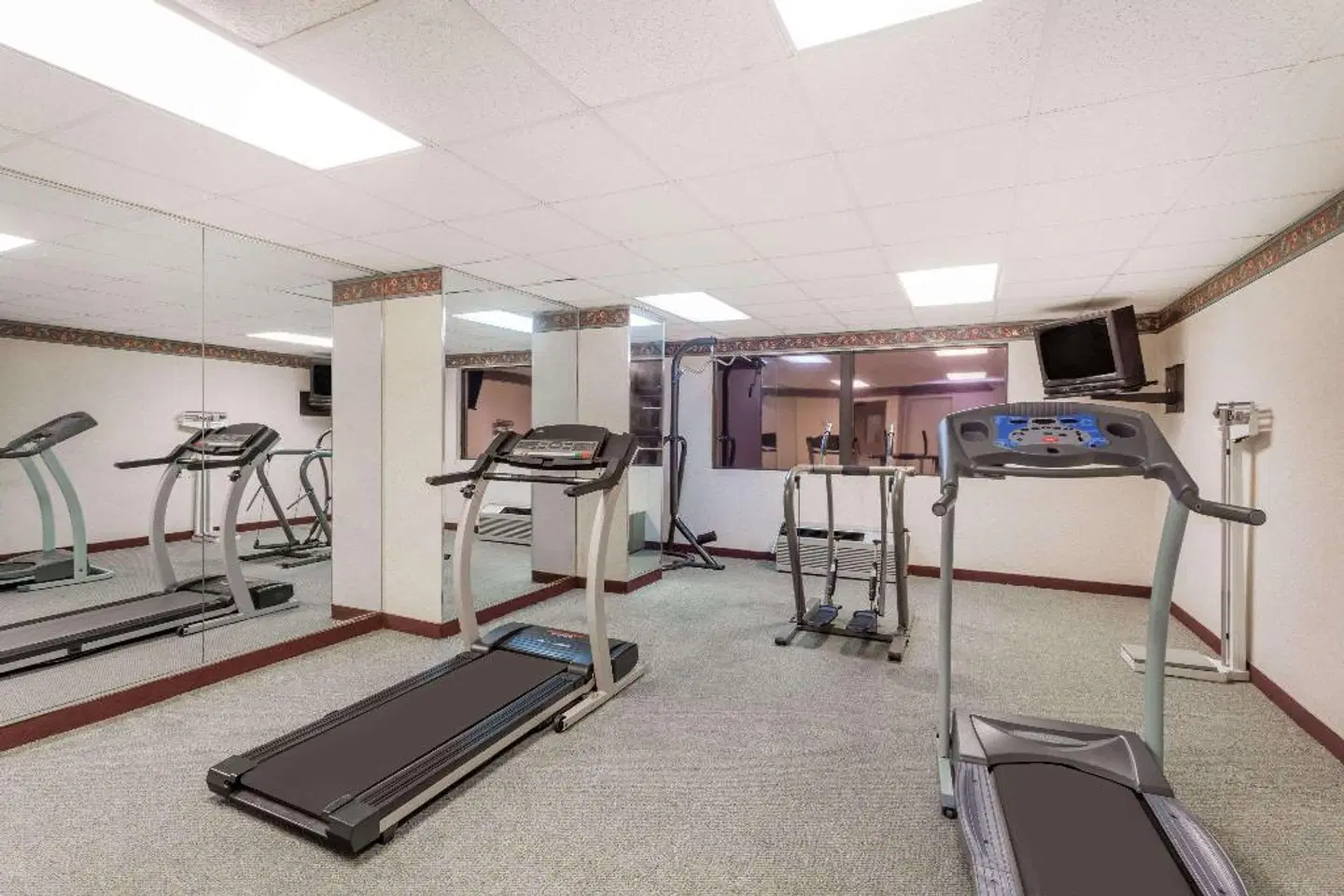 Howard Johnson Inn & Conference Center Salem SPORTS_AND_LEISURE