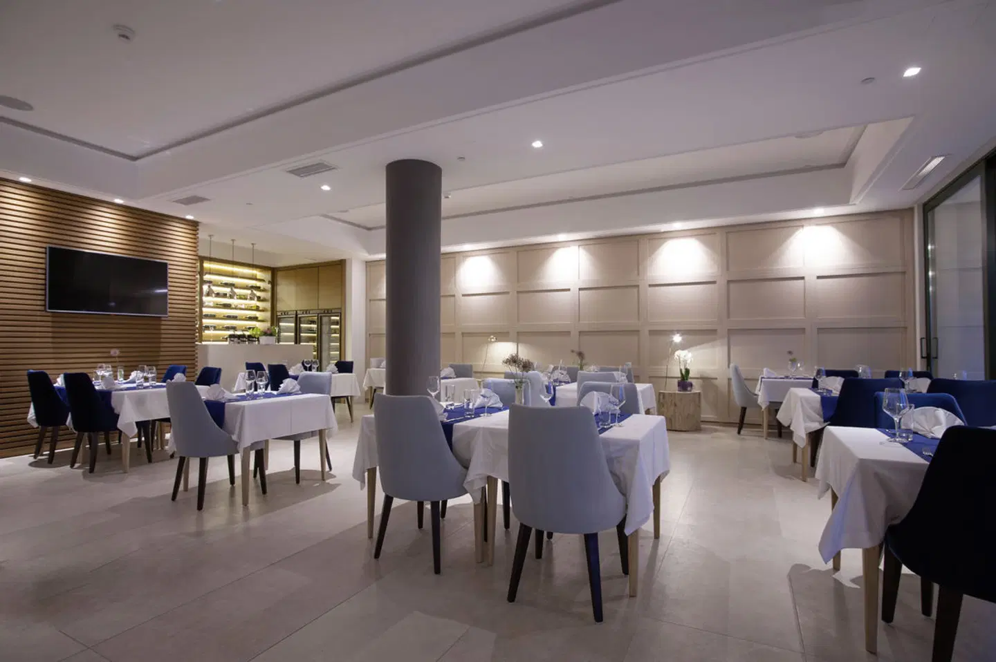 Riva RESTAURANT