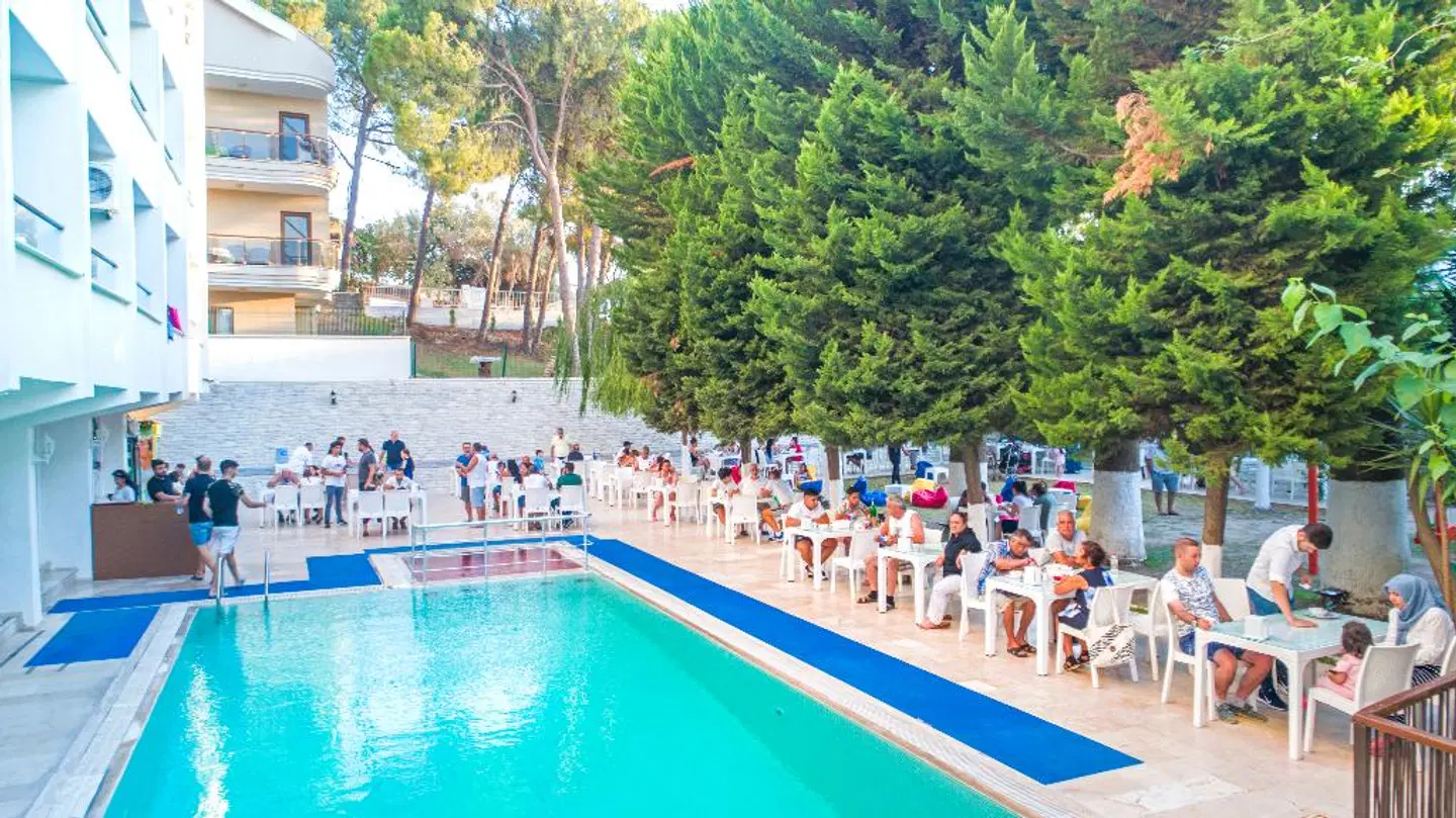 Marla OUTDOOR_POOL