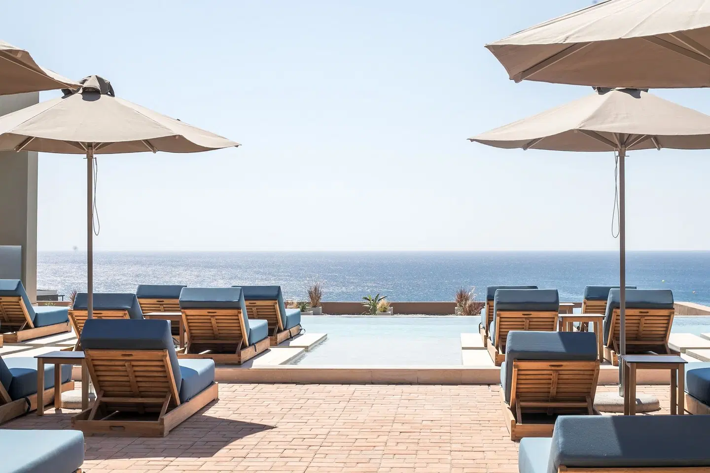 Este Elegant Suites & Villas OUTDOOR_POOL