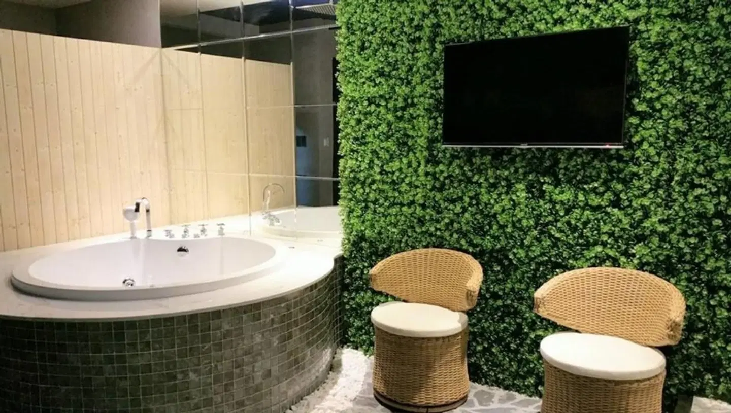 Bonita THT BATHROOM