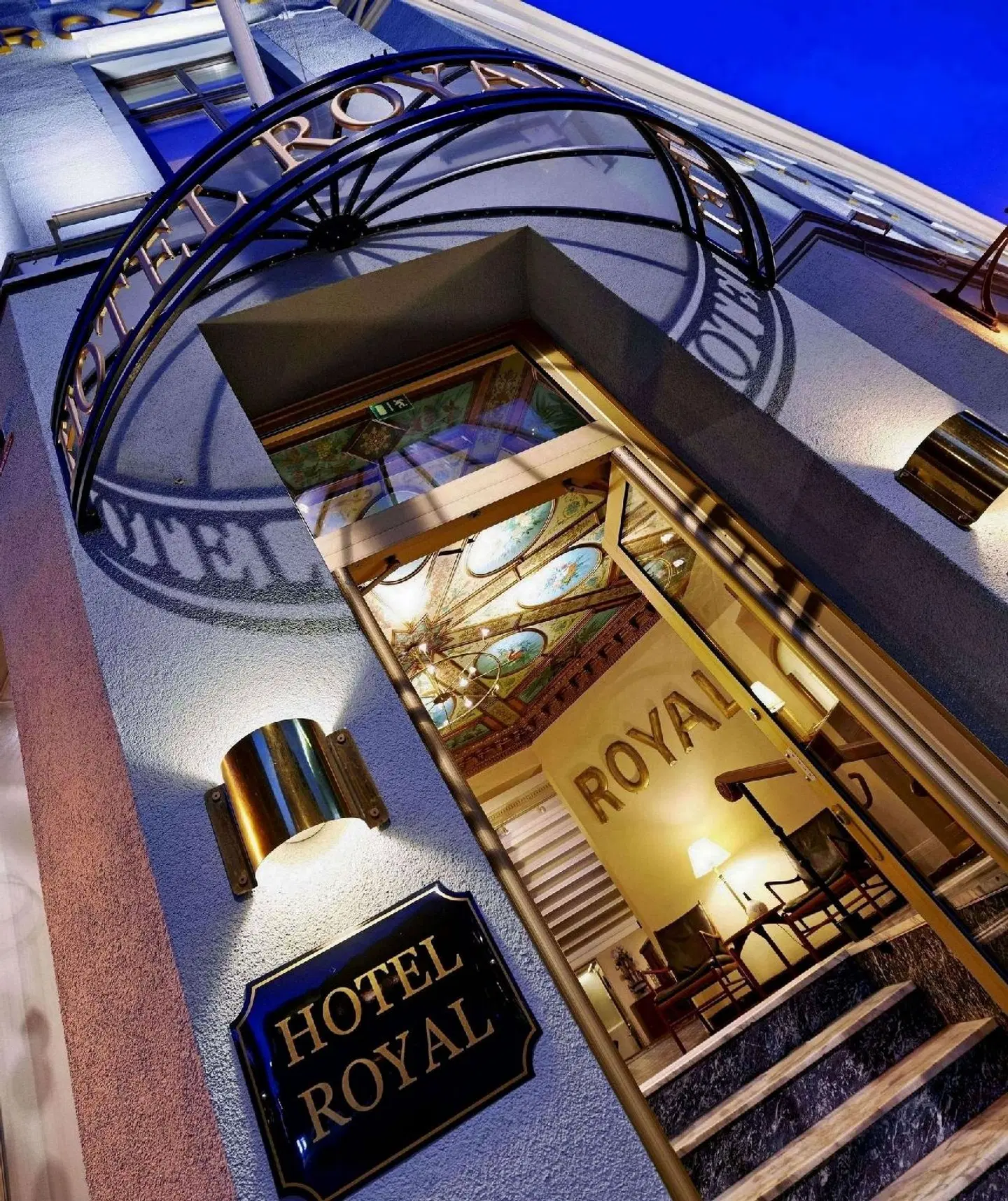 Royal EXTERIOR