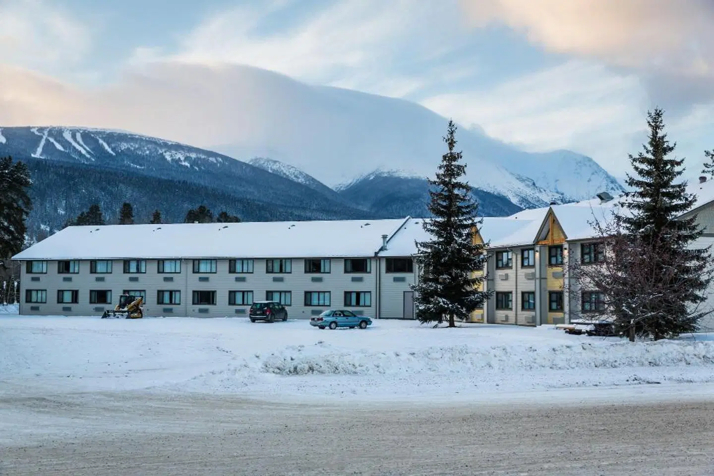 Prestige Hudson Bay Lodge EXTERIOR