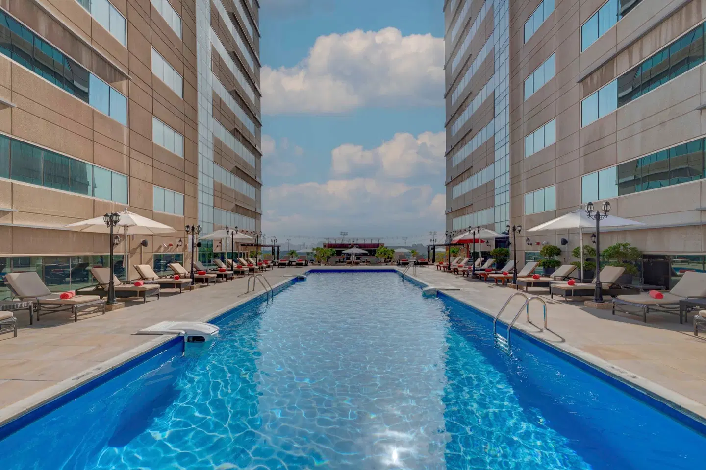 Radisson Blu Hotel Barsha Heights (ehem. Media Rotana) OUTDOOR_POOL