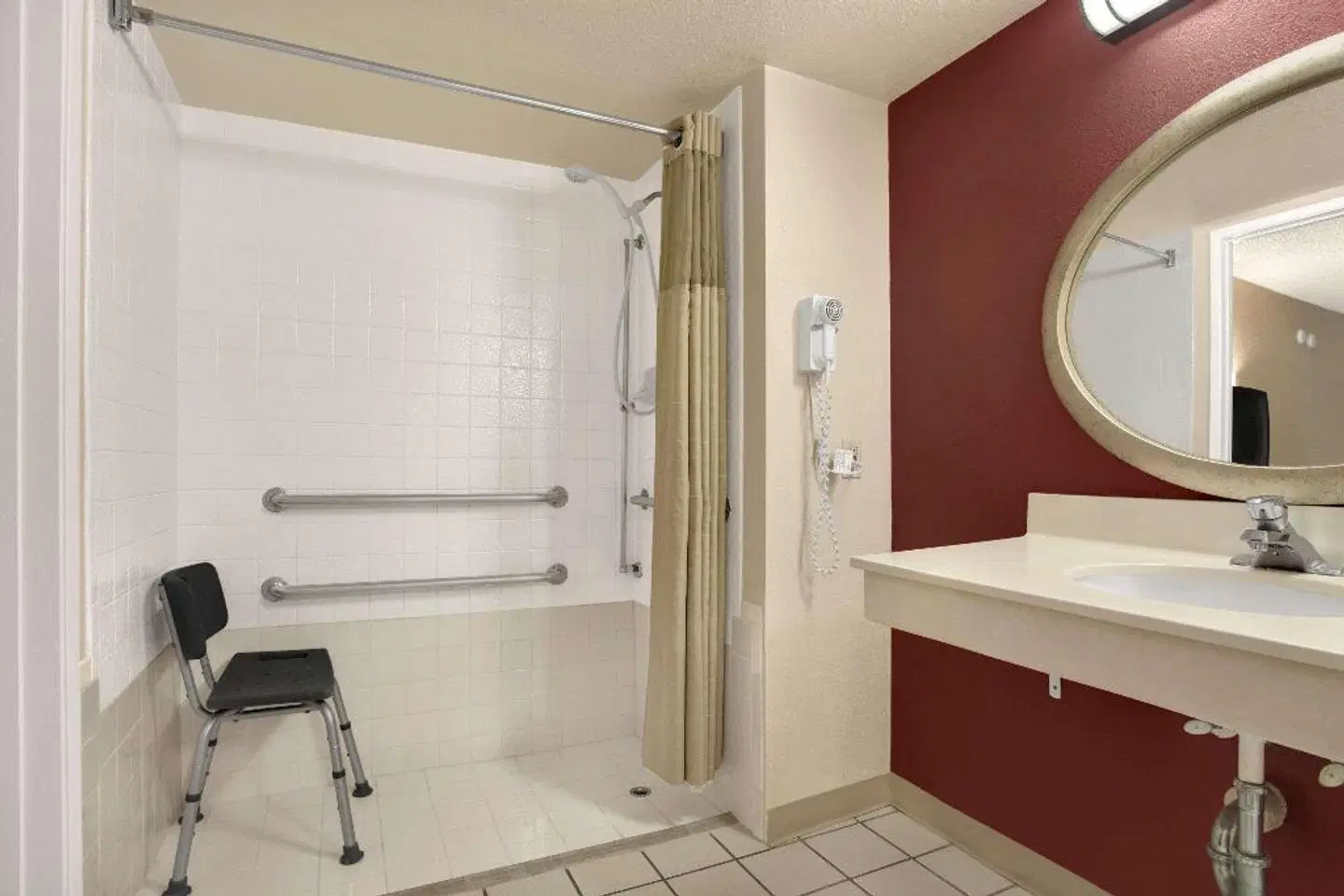 Days Inn by Wyndham Buena Park Badezimmer
