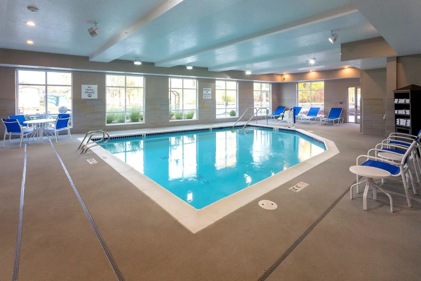 Holiday Inn Express & Suites Seattle South - Tukwila by IHG Hallenbad