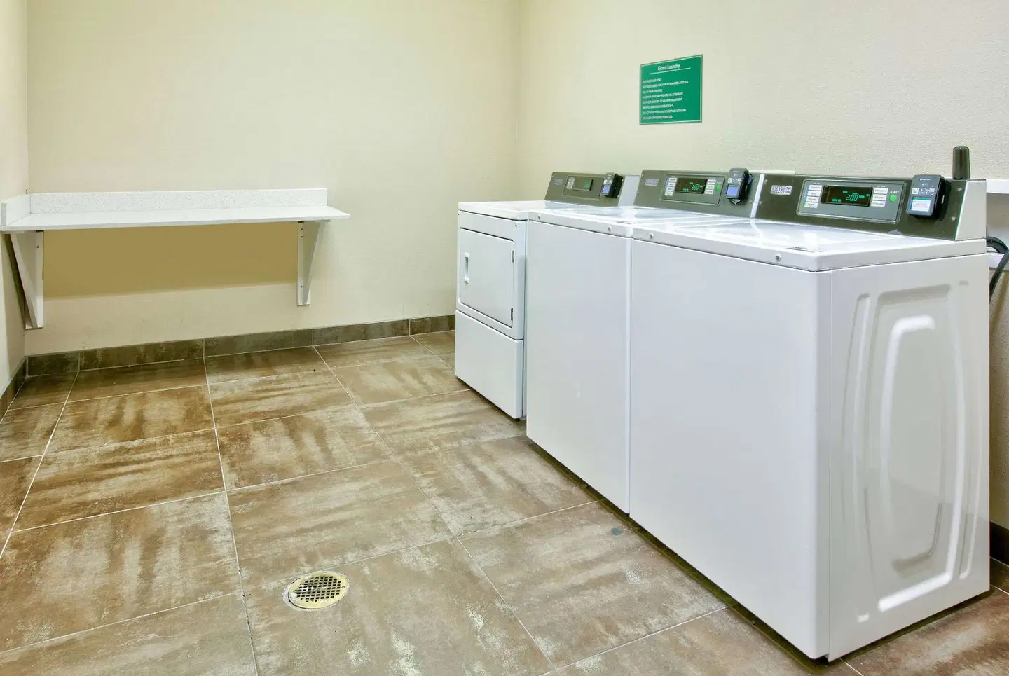 La Quinta Inn & Suites by Wyndham Dallas Grand Prairie South ROOM_EXAMPLE