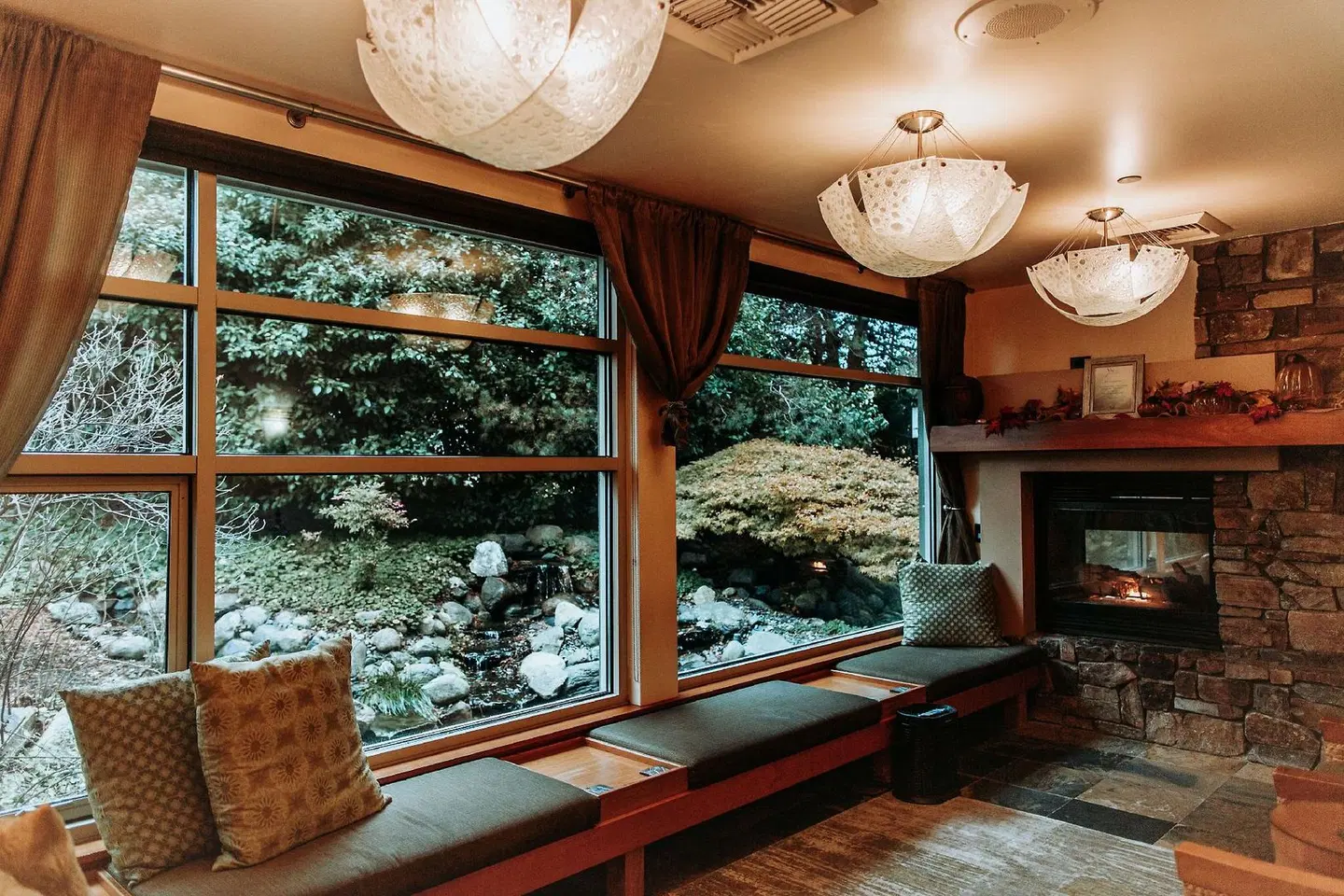 The Chrysalis Inn & Spa Bellingham, Curio Collection by Hilton Bar
