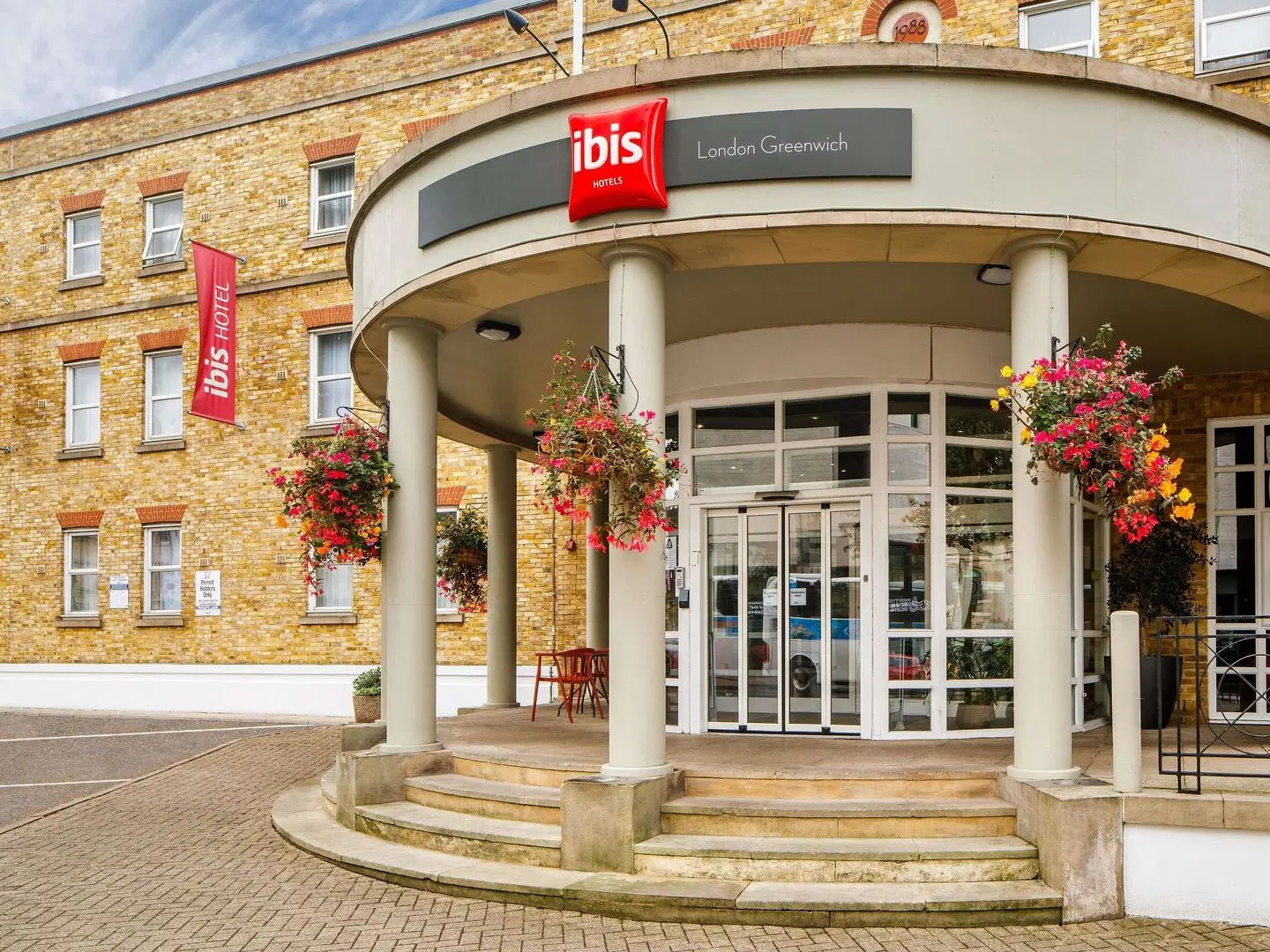 ibis London Greenwich EXTERIOR