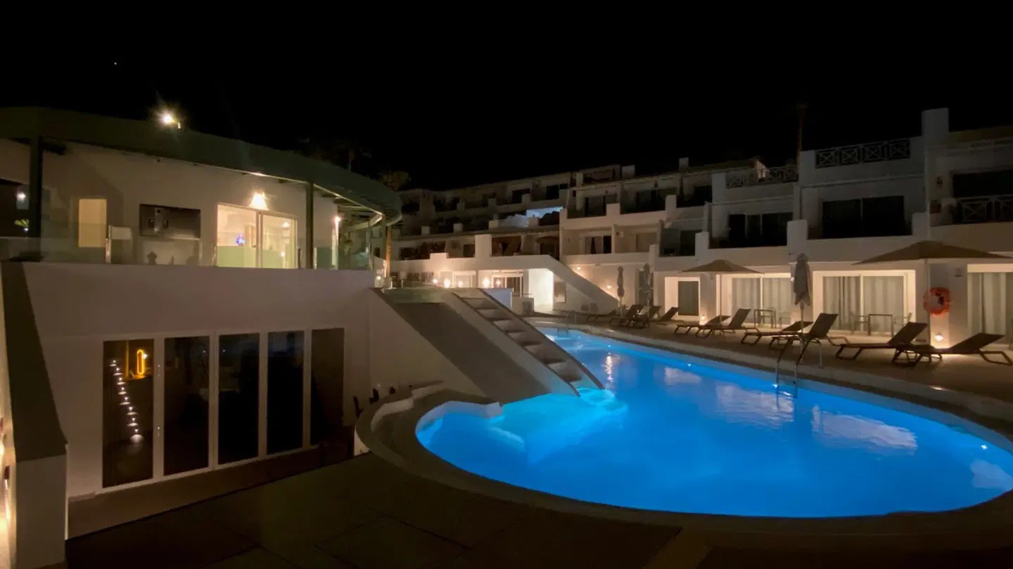 Kikere Studios OUTDOOR_POOL
