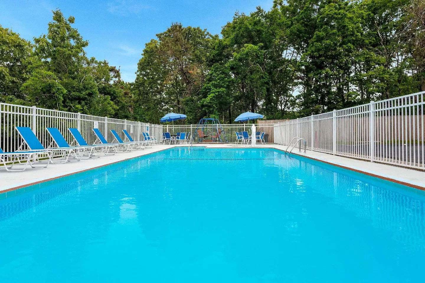 Travelodge by Wyndham Cape Cod Area OUTDOOR_POOL