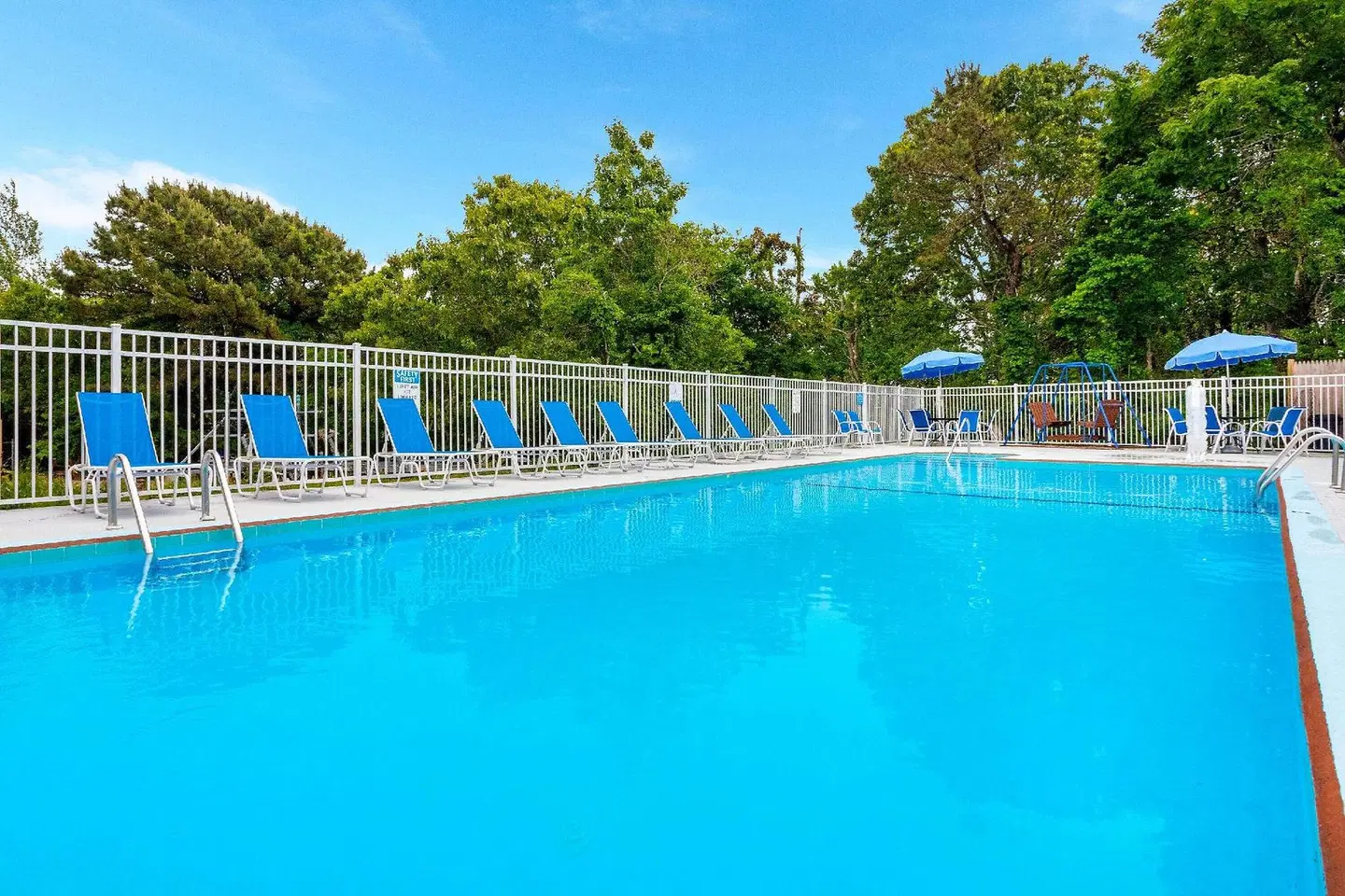 Travelodge by Wyndham Cape Cod Area OUTDOOR_POOL