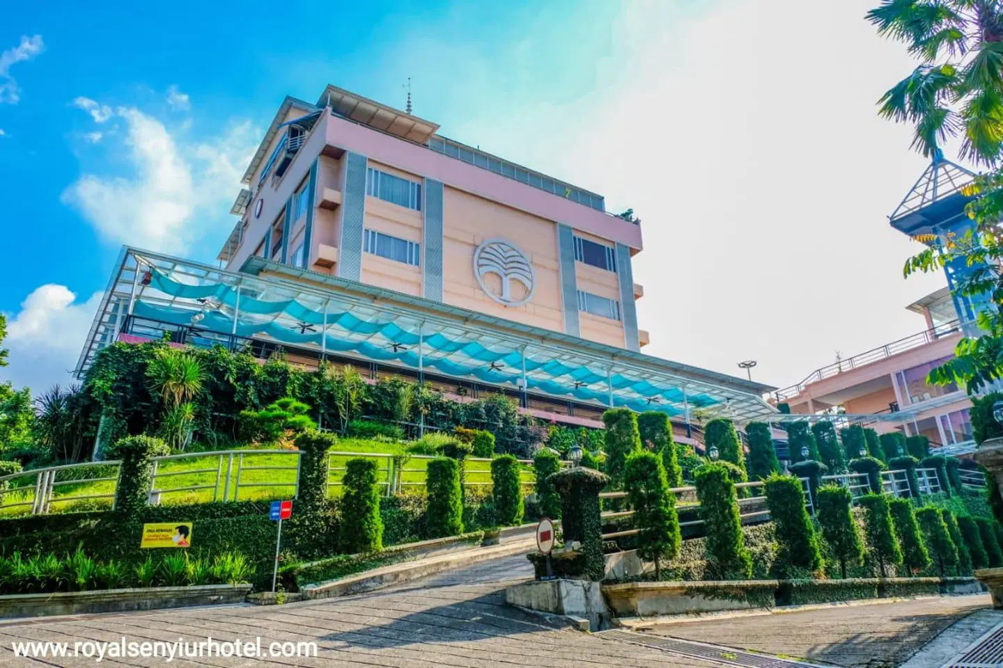 Royal Senyiur Hotel EXTERIOR