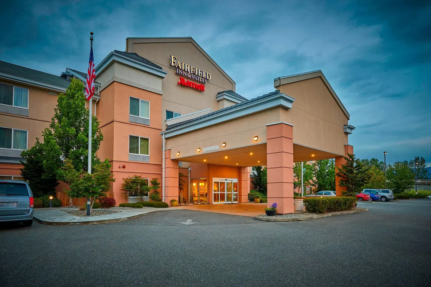 Fairfield Inn & Suites by Marriott Burlington EXTERIOR