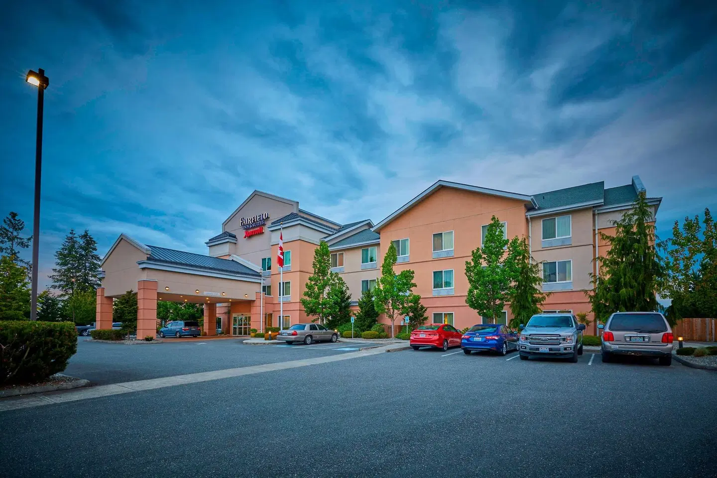 Fairfield Inn & Suites by Marriott Burlington EXTERIOR