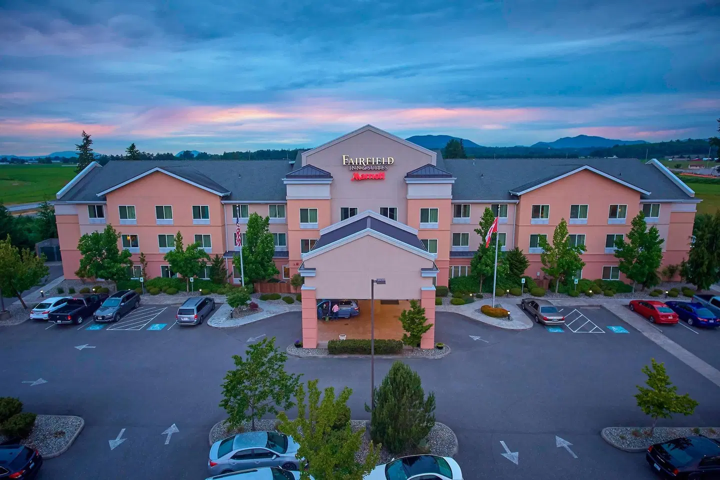 Fairfield Inn & Suites by Marriott Burlington EXTERIOR