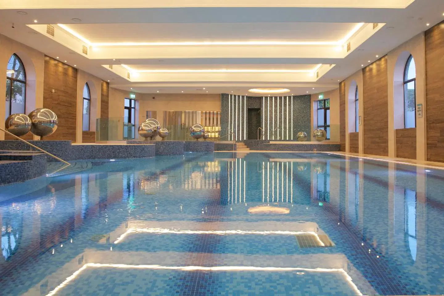 Westport Plaza Hallenbad