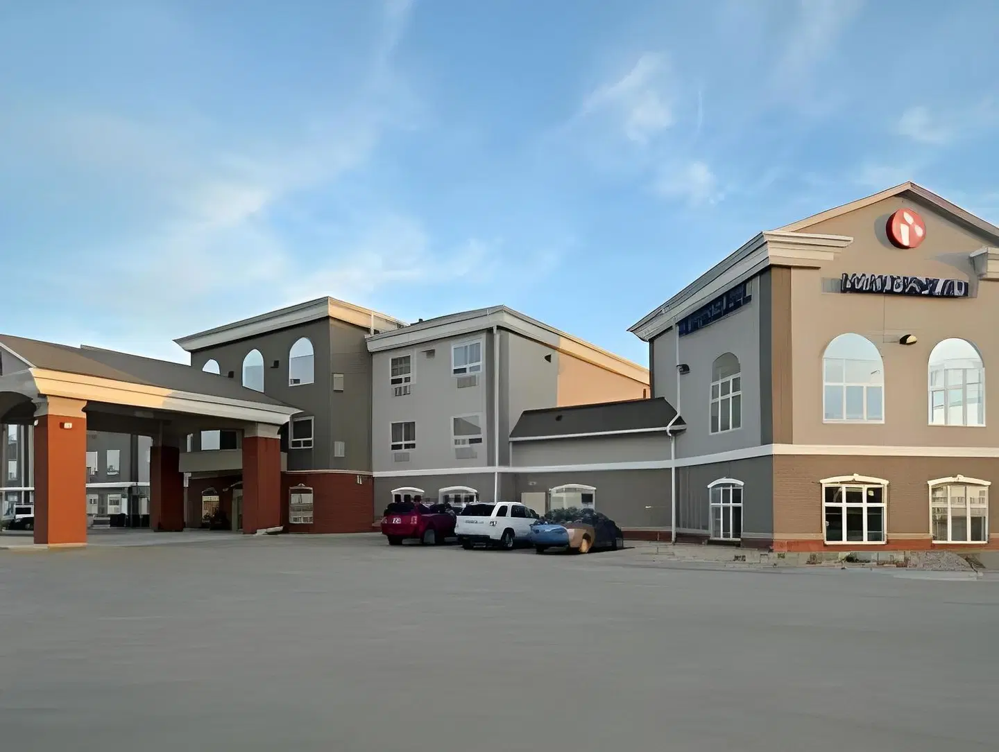 Ramada by Wyndham Weyburn EXTERIOR