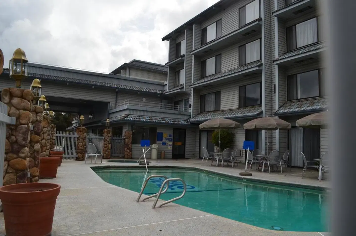 Yosemite Southgate Hotel & Suites EXTERIOR