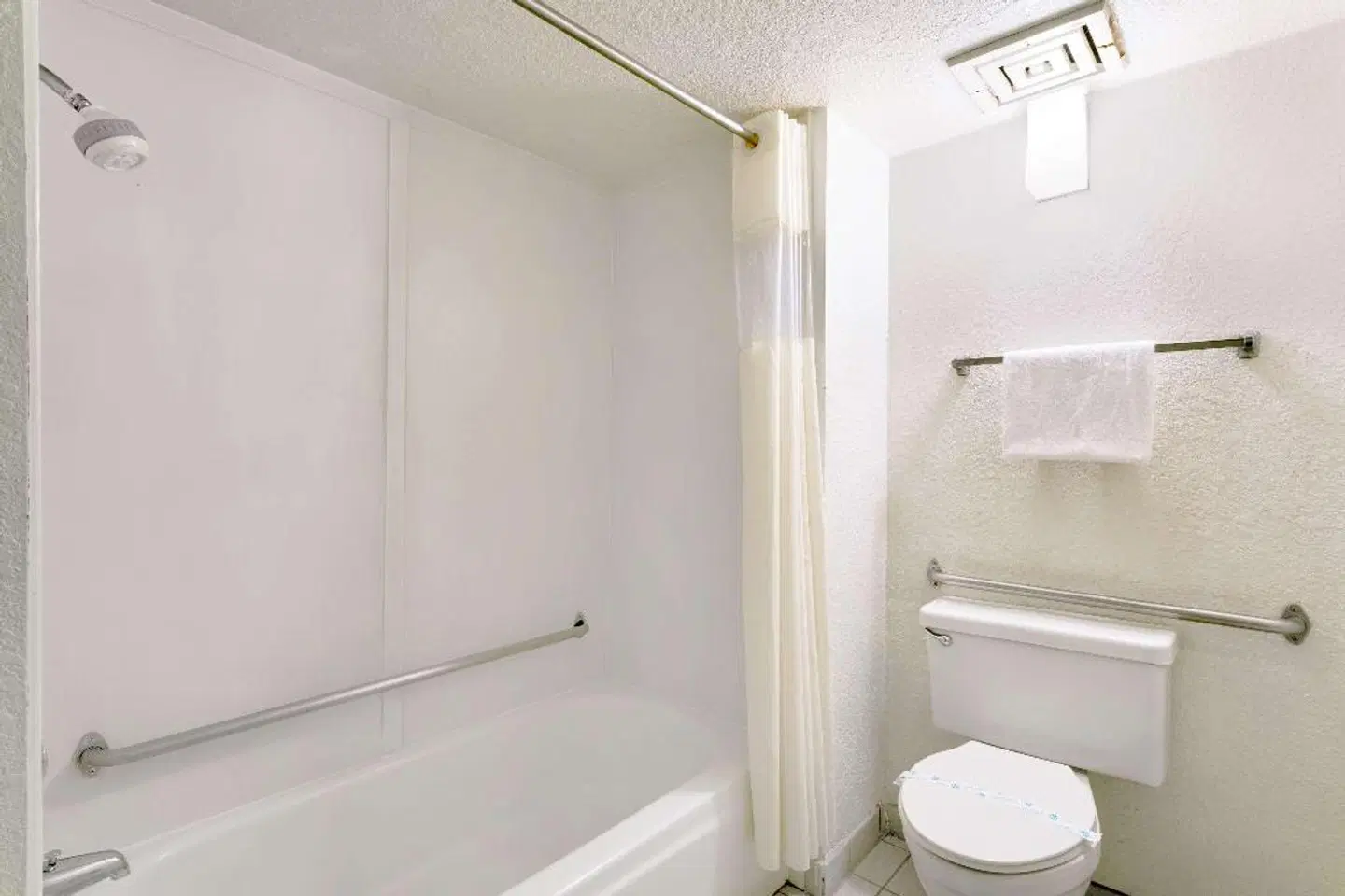 Days Inn & Suites by Wyndham Needles Badezimmer