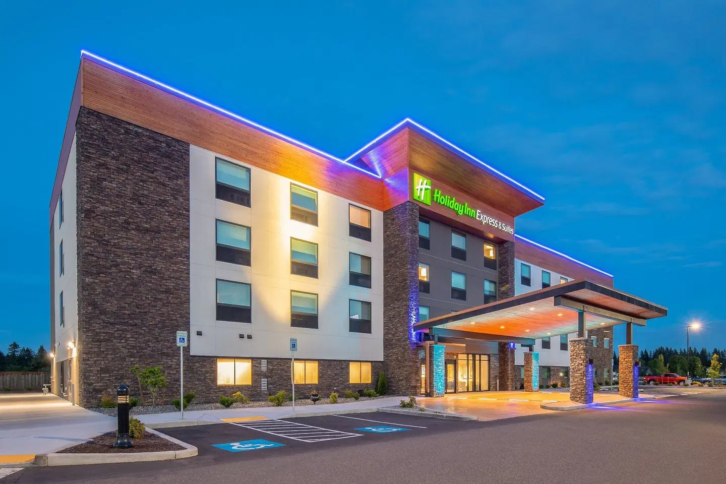 Holiday Inn Express & Suites - Camas EXTERIOR