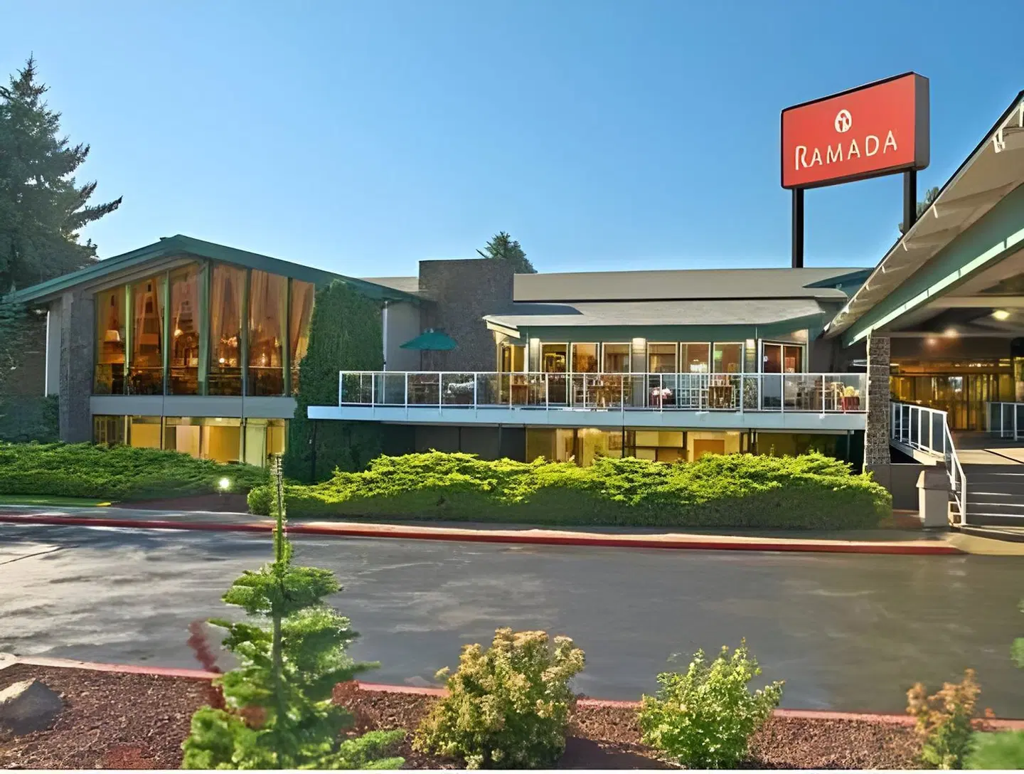 Ramada by Wyndham Spokane Airport EXTERIOR