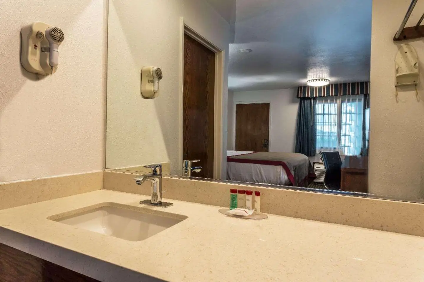 Ramada Mountain View Badezimmer