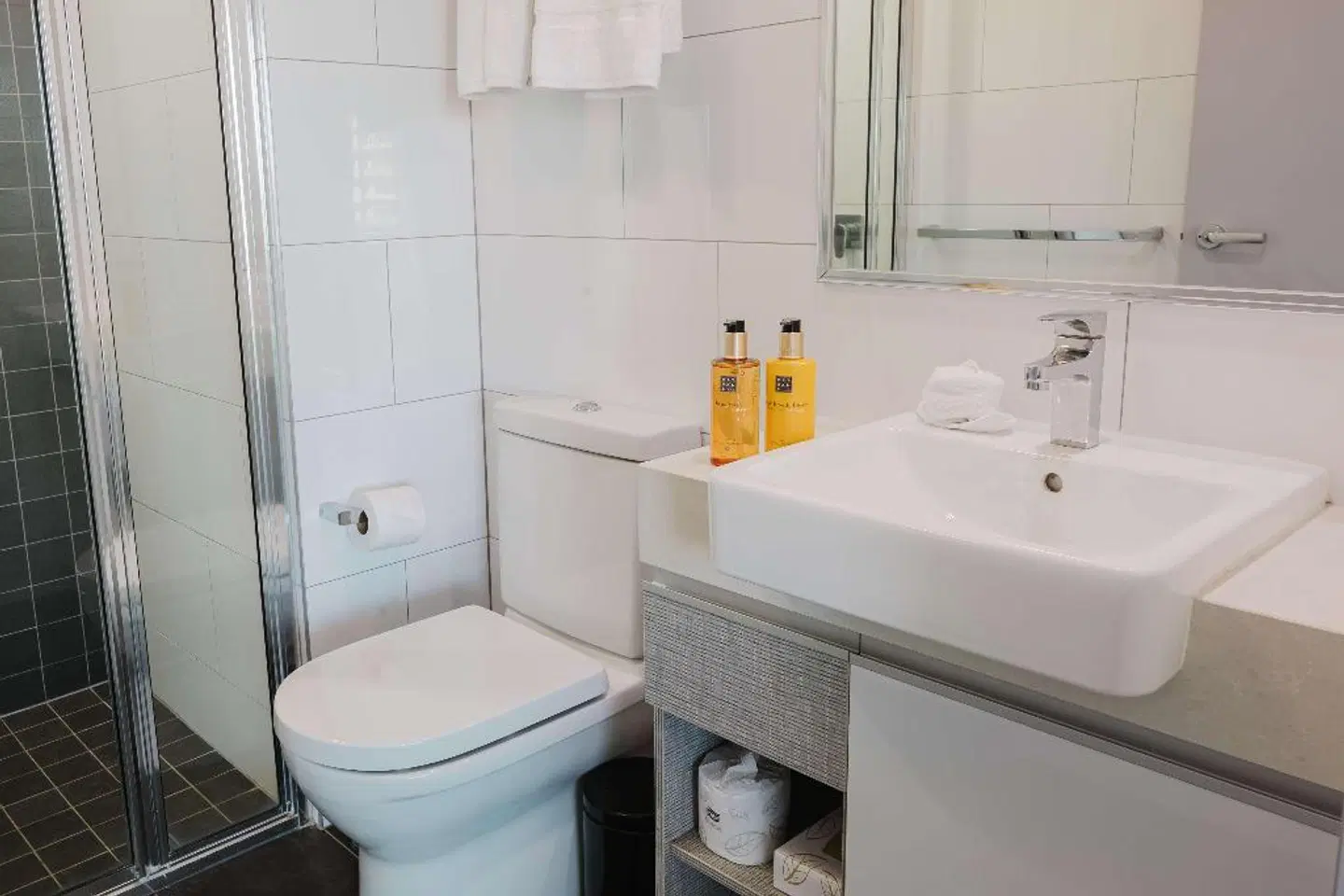 H on Mitchell Apartment Hotel Badezimmer