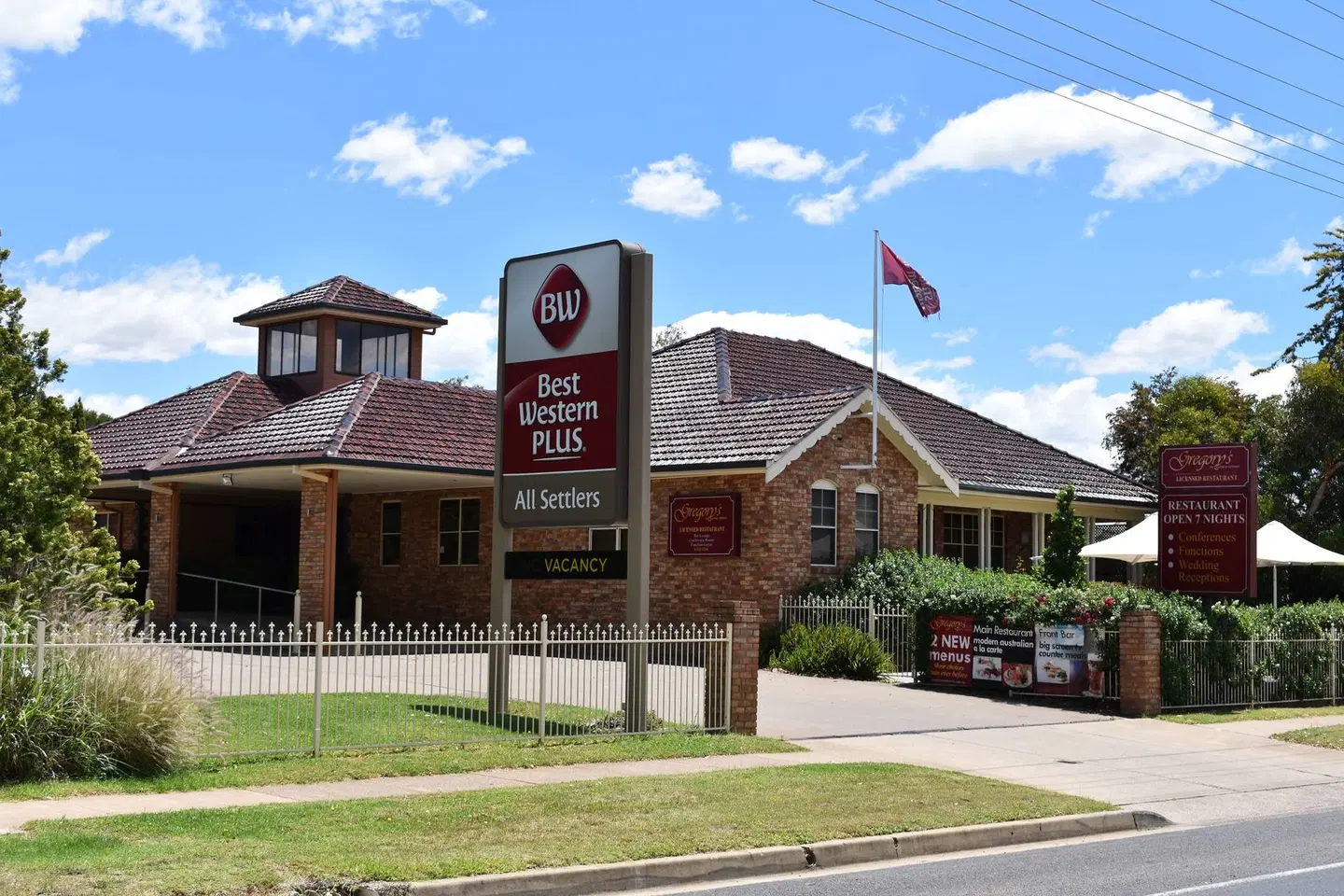 Best Western Plus All Settlers Motor Inn EXTERIOR