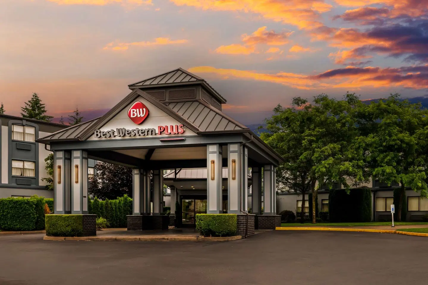 Best Western Premier Plaza Hotel and Conference Center EXTERIOR