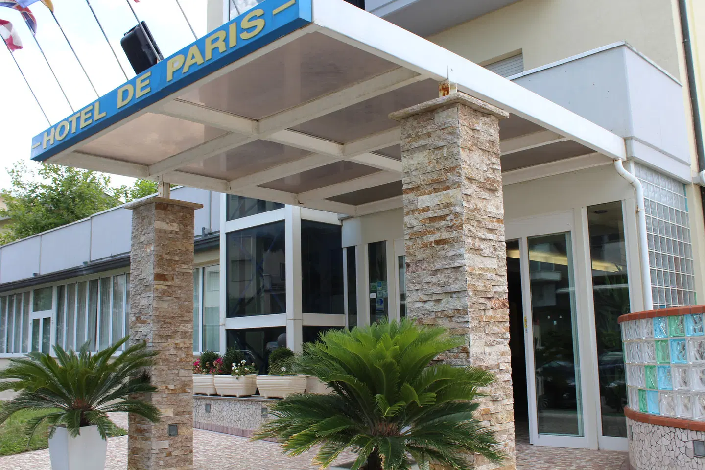 de Paris EXTERIOR