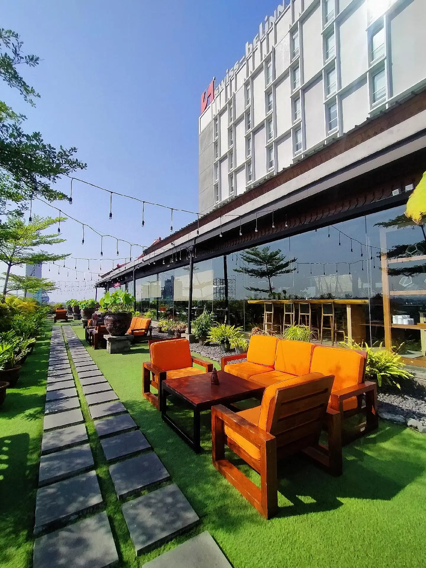 Swiss-Belinn Saripetojo Solo Terrasse