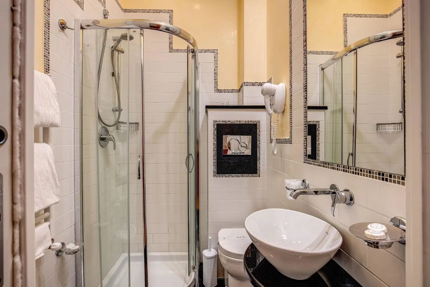 Hotel Verona BATHROOM