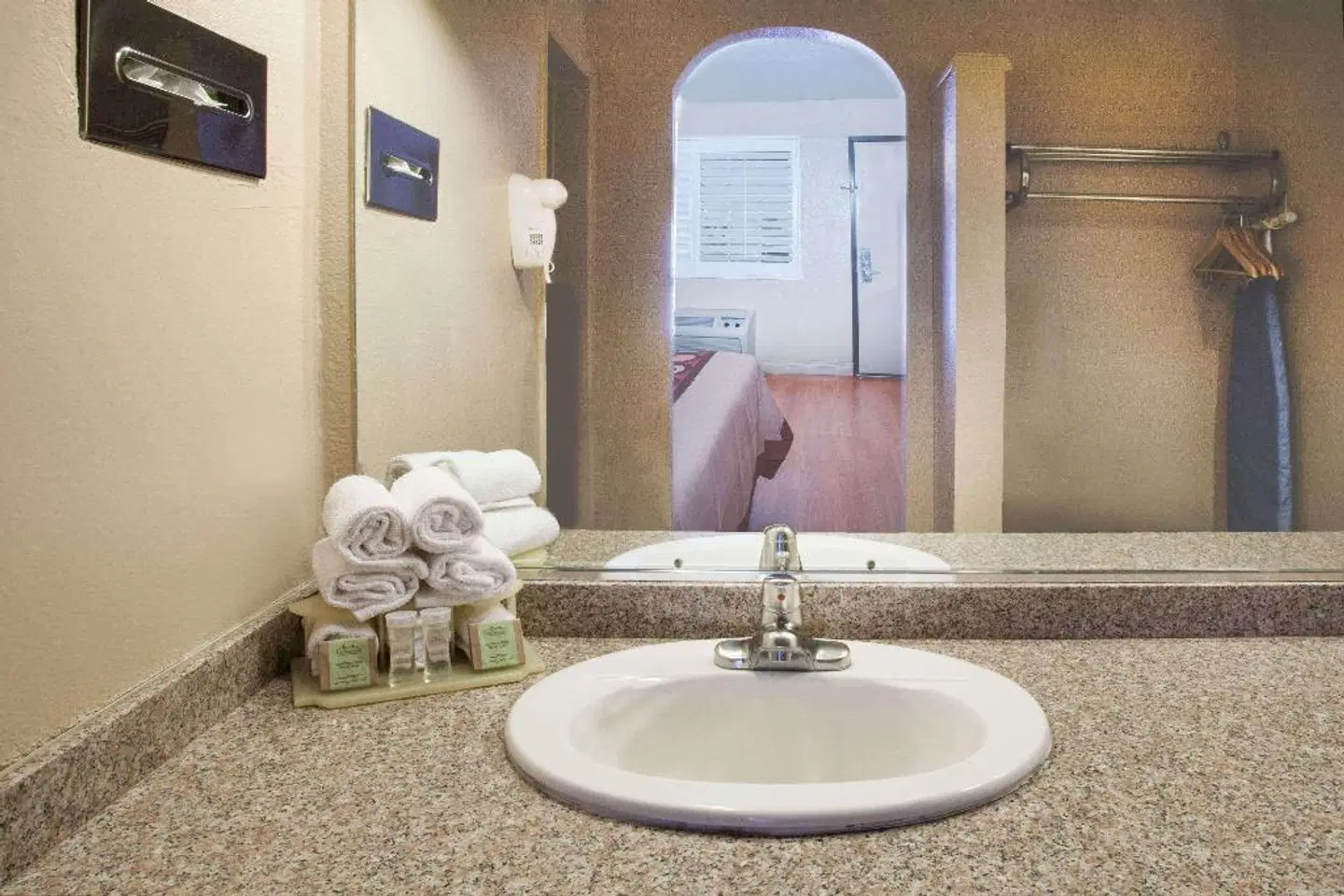 Super 8 by Wyndham Pasadena/LA Area Badezimmer