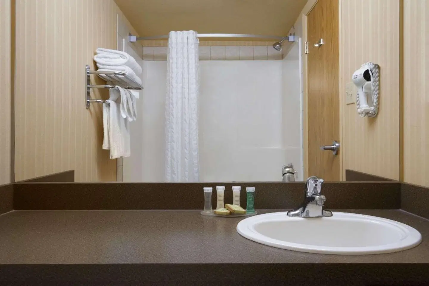 Super 8 by Wyndham Fort St. John BC Badezimmer