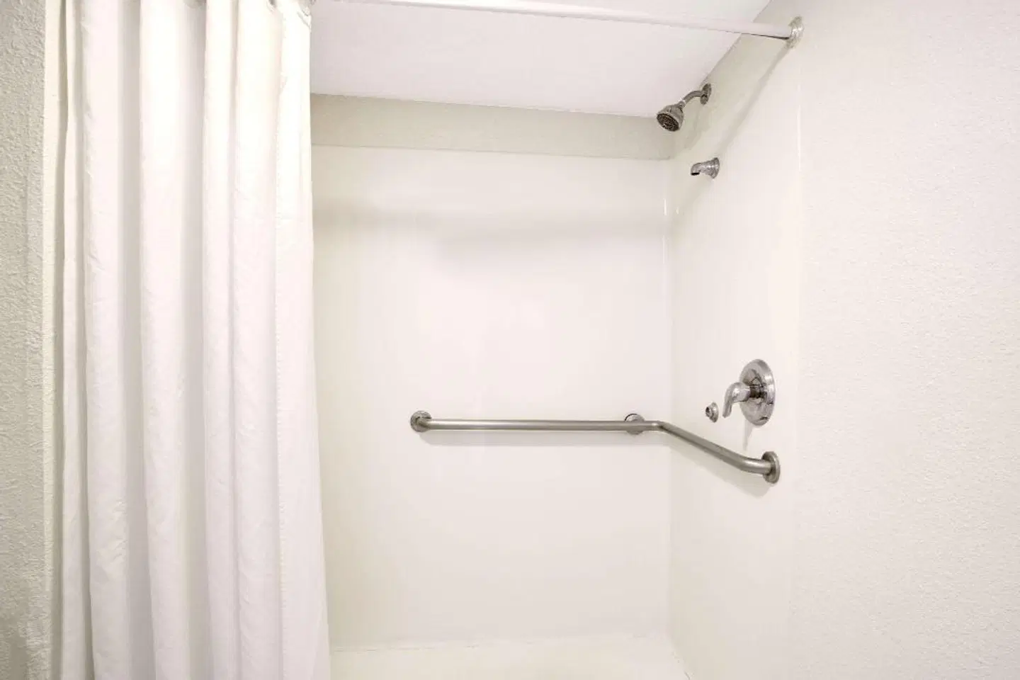 Super 8 by Wyndham Orlando International Drive Badezimmer