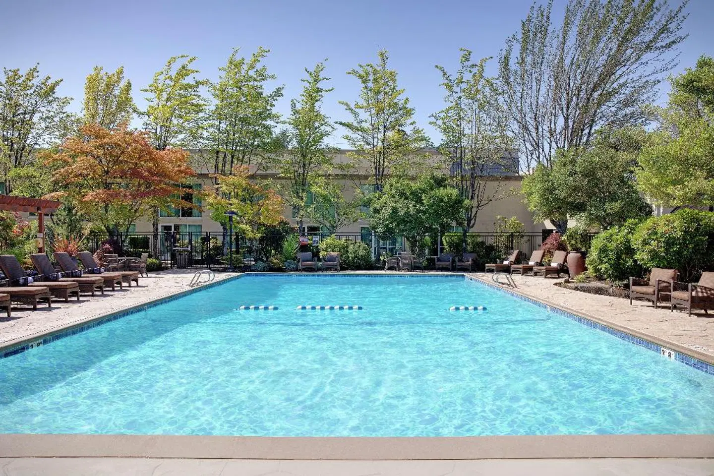 Hilton Seattle Airport & Conference Center OUTDOOR_POOL