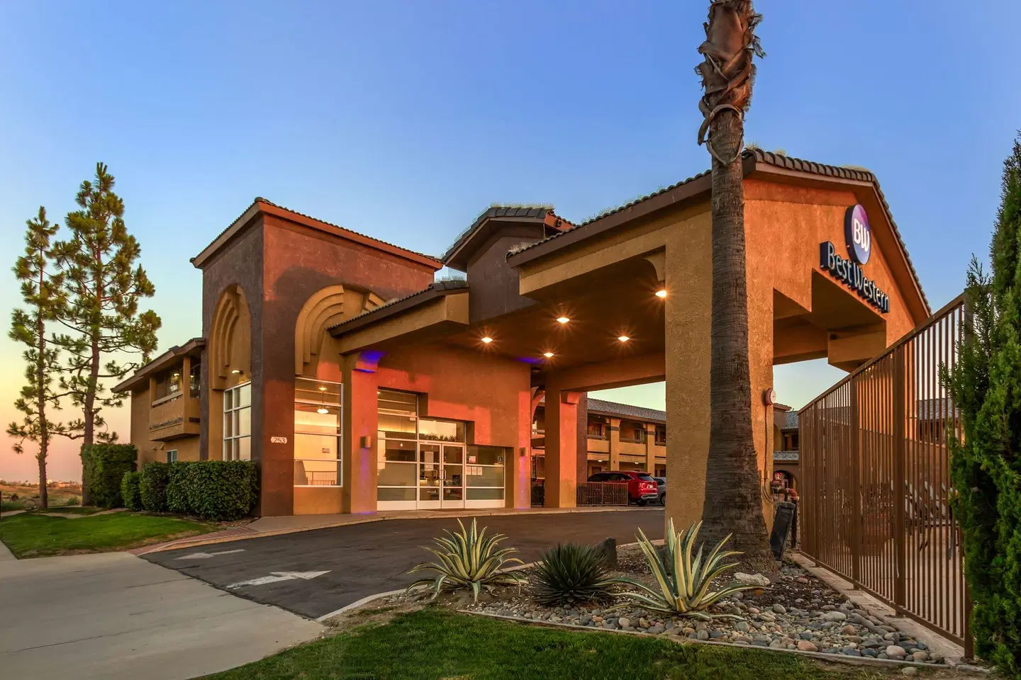 Best Western Heritage Inn EXTERIOR