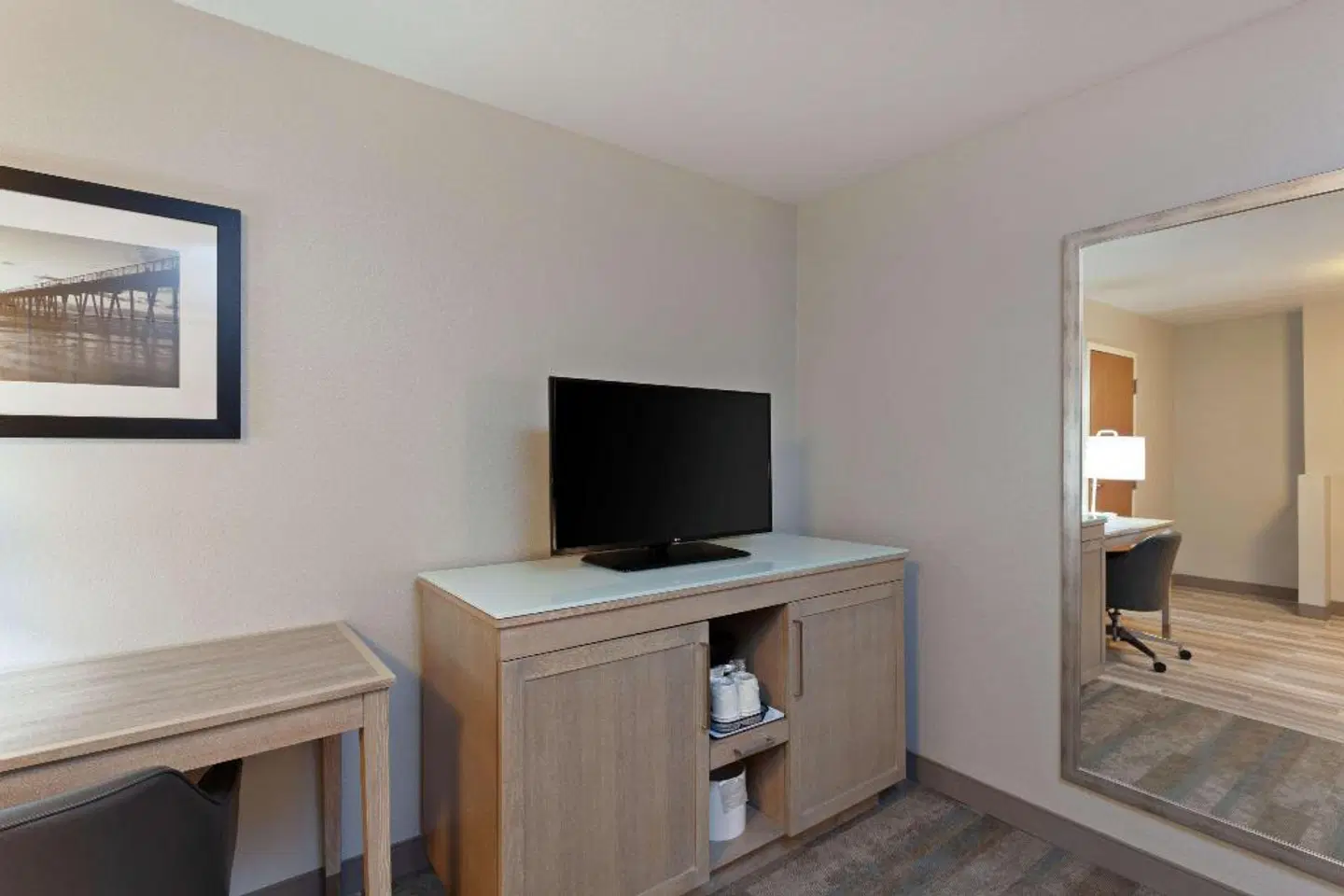 Hampton Inn & Suites Hermosa Beach ROOM_EXAMPLE