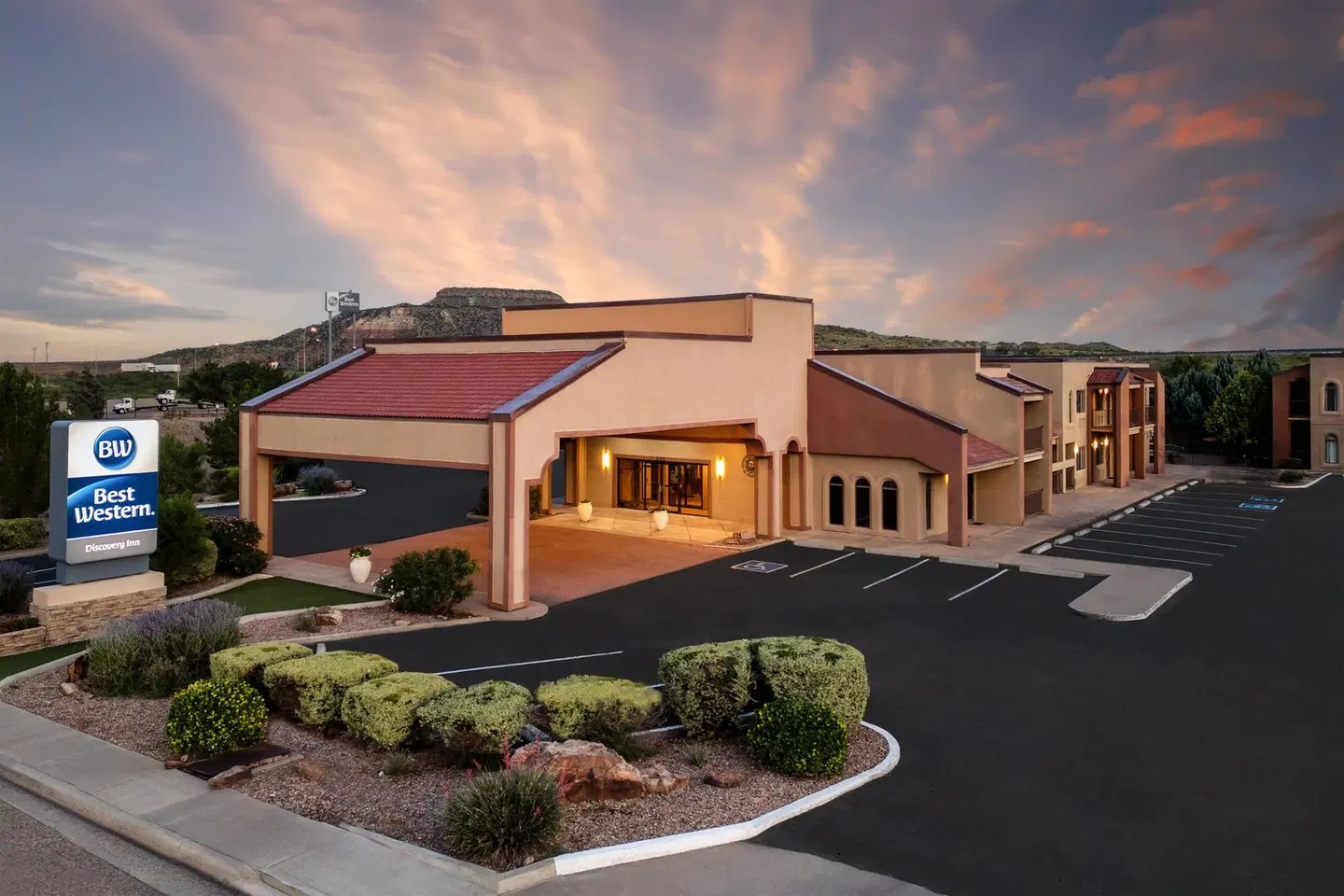 Best Western Discovery Inn EXTERIOR