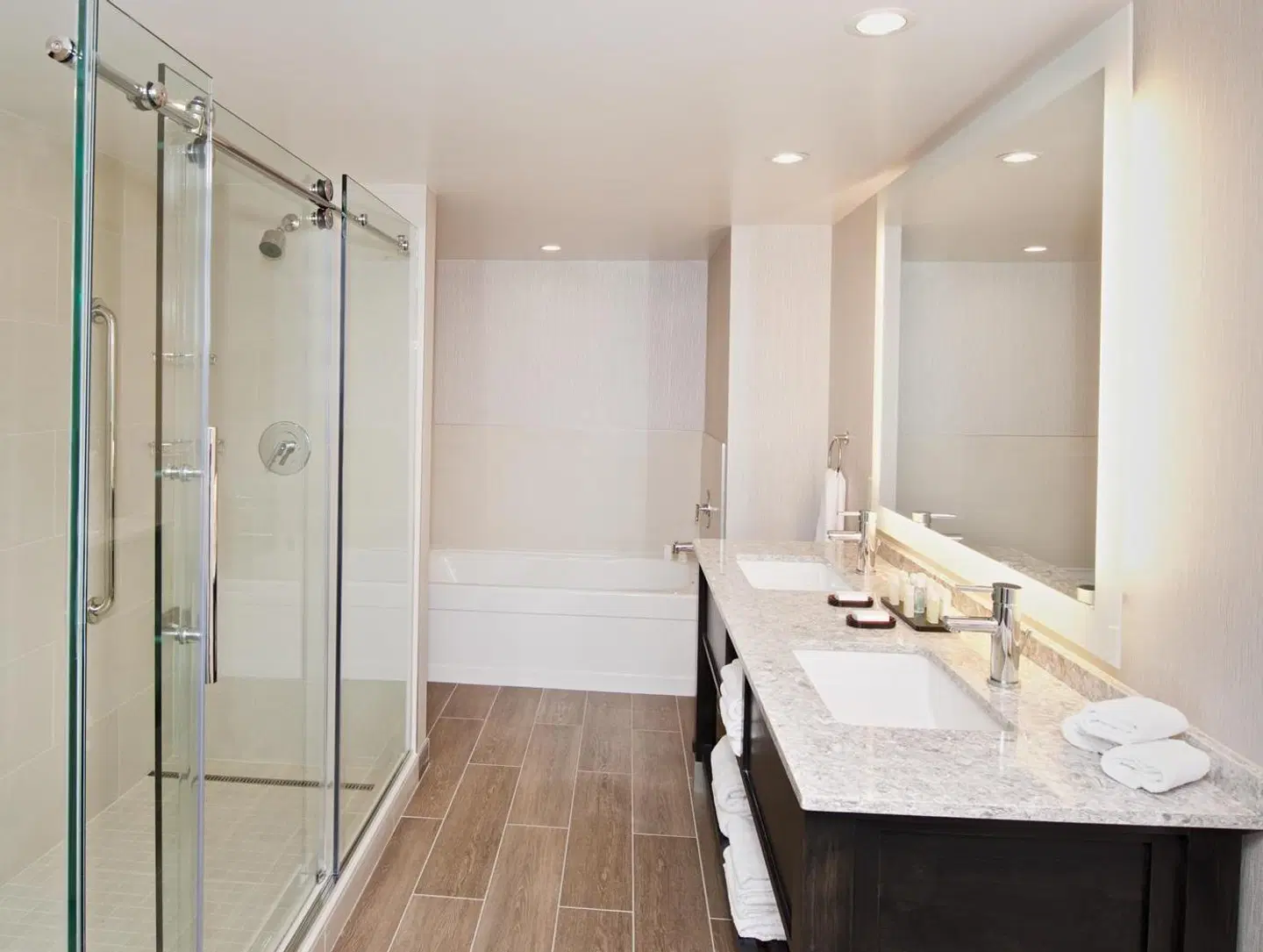 Embassy Suites by Hilton Seattle Bellevue Badezimmer